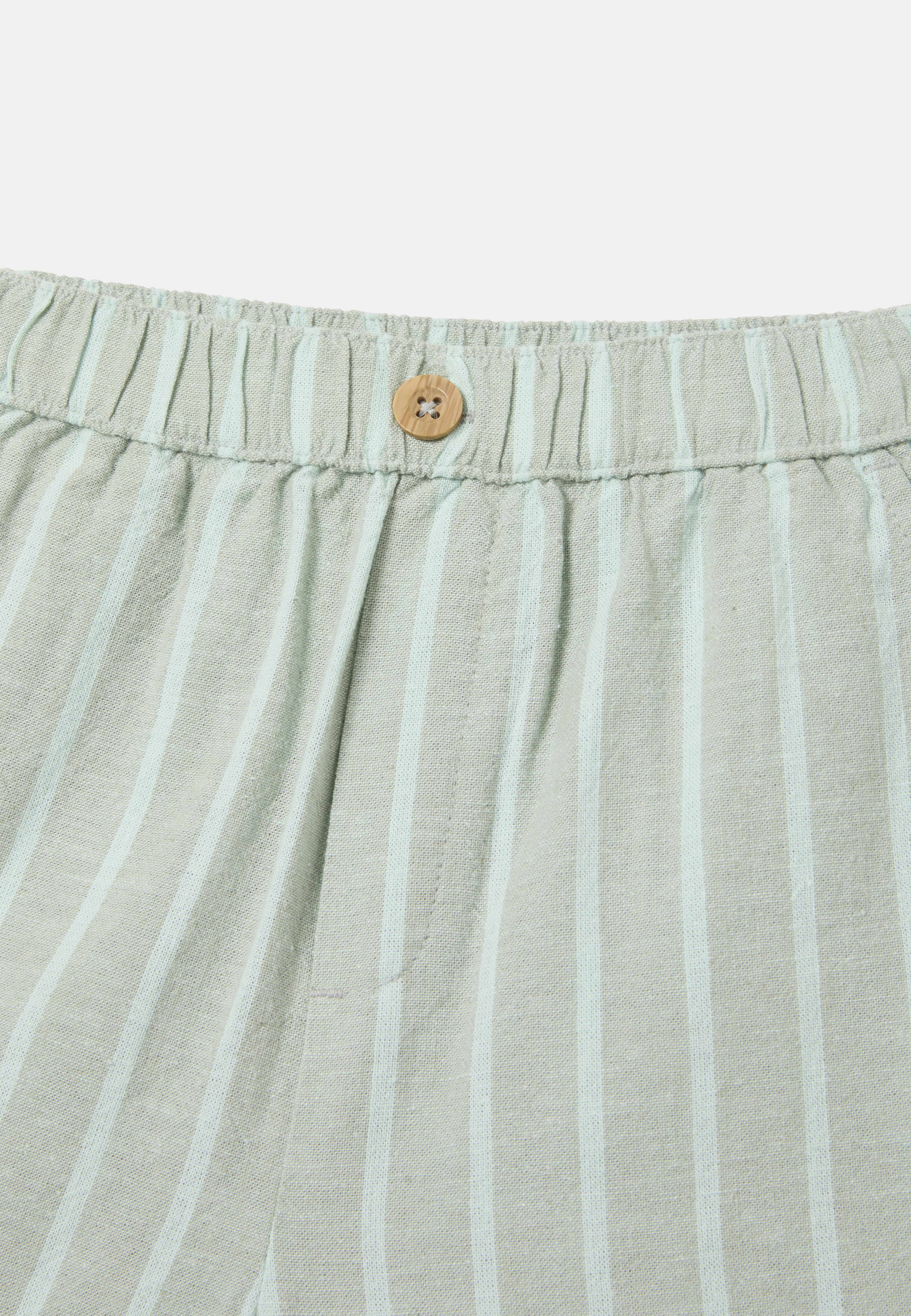 Randiga shorts i linnemix SIGGE, från RIKIKI, i färgen Green/Blue Stripes. Klicka för att öppna bilden i stort format