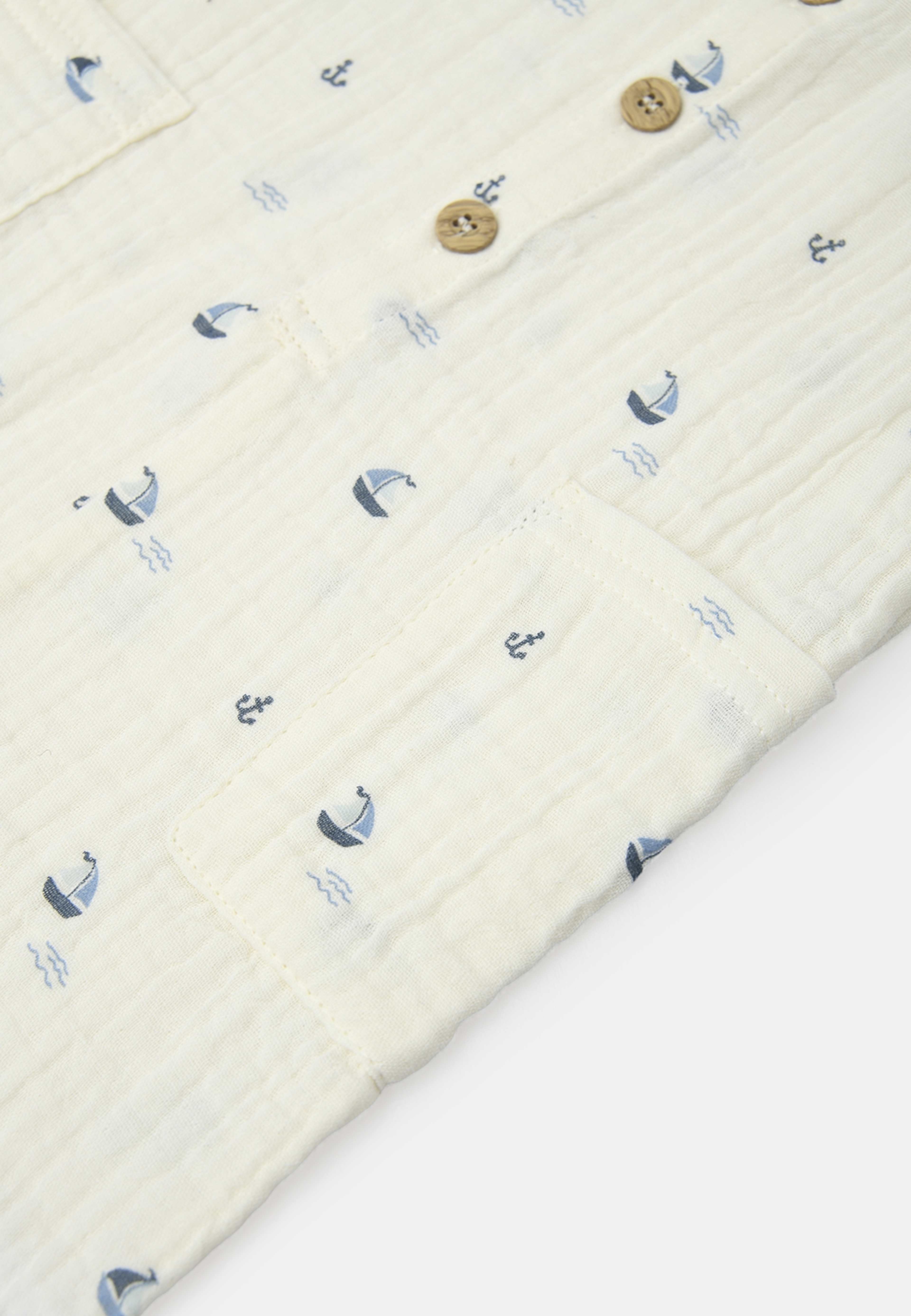 Onsie i krinklad bomull STELLAN, från RIKIKI, i färgen Boats/Blue. Klicka för att öppna bilden i stort format