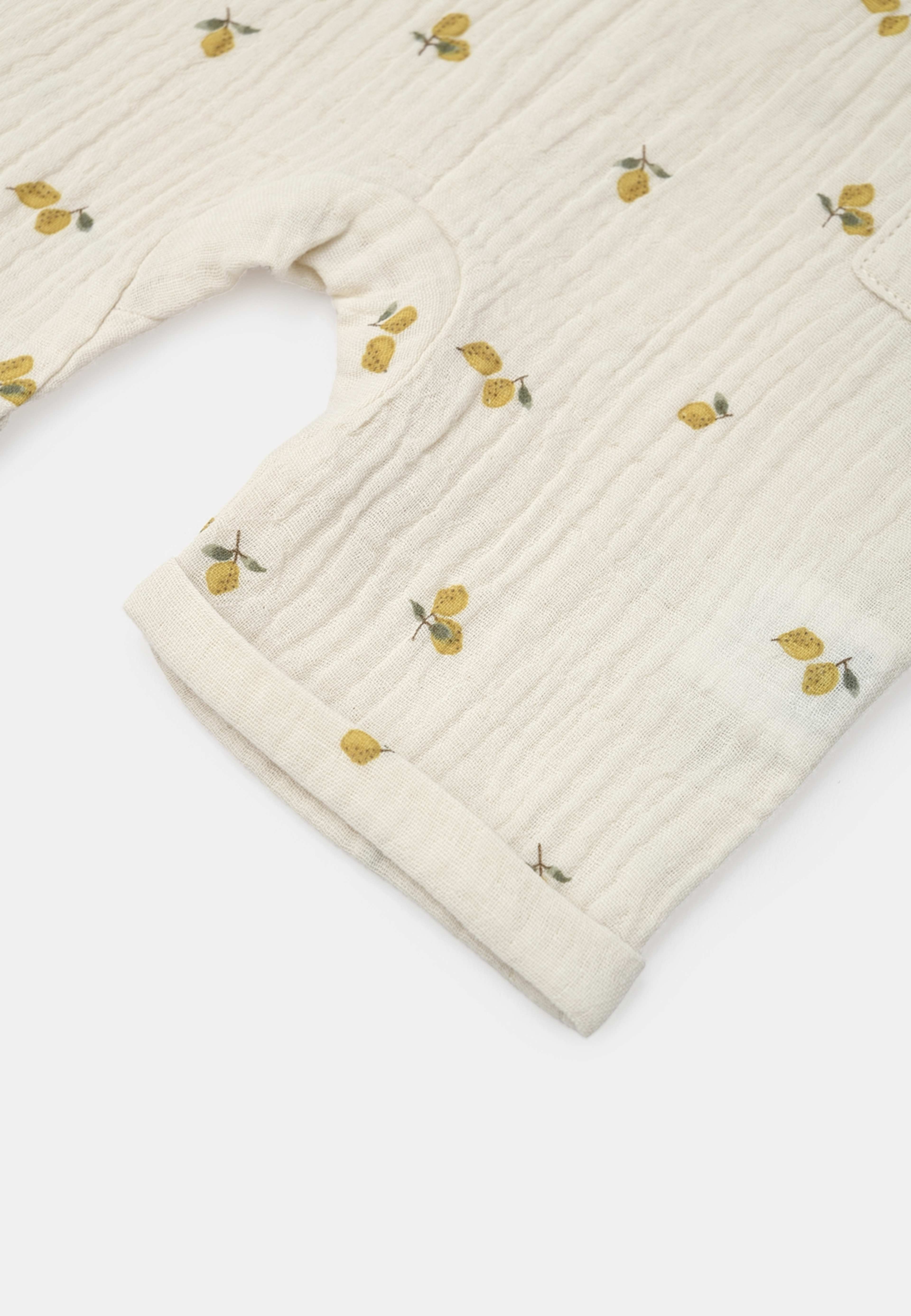 Onsie i krinklad bomull STELLAN, från RIKIKI, i färgen Lemon. Klicka för att öppna bilden i stort format