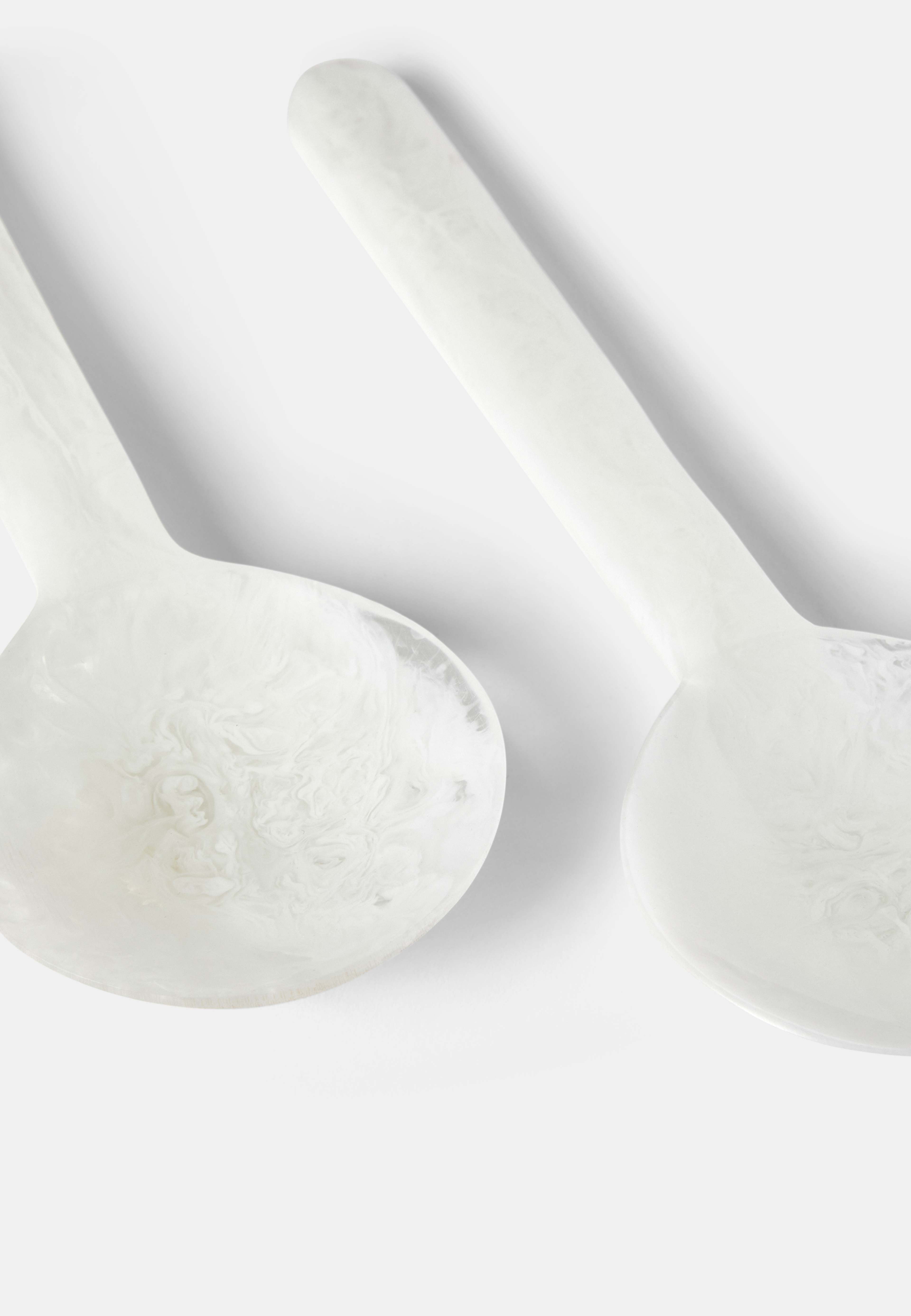 Salladsbestick i polyresin, från Åhléns Home, i färgen White. Klicka för att öppna bilden i stort format