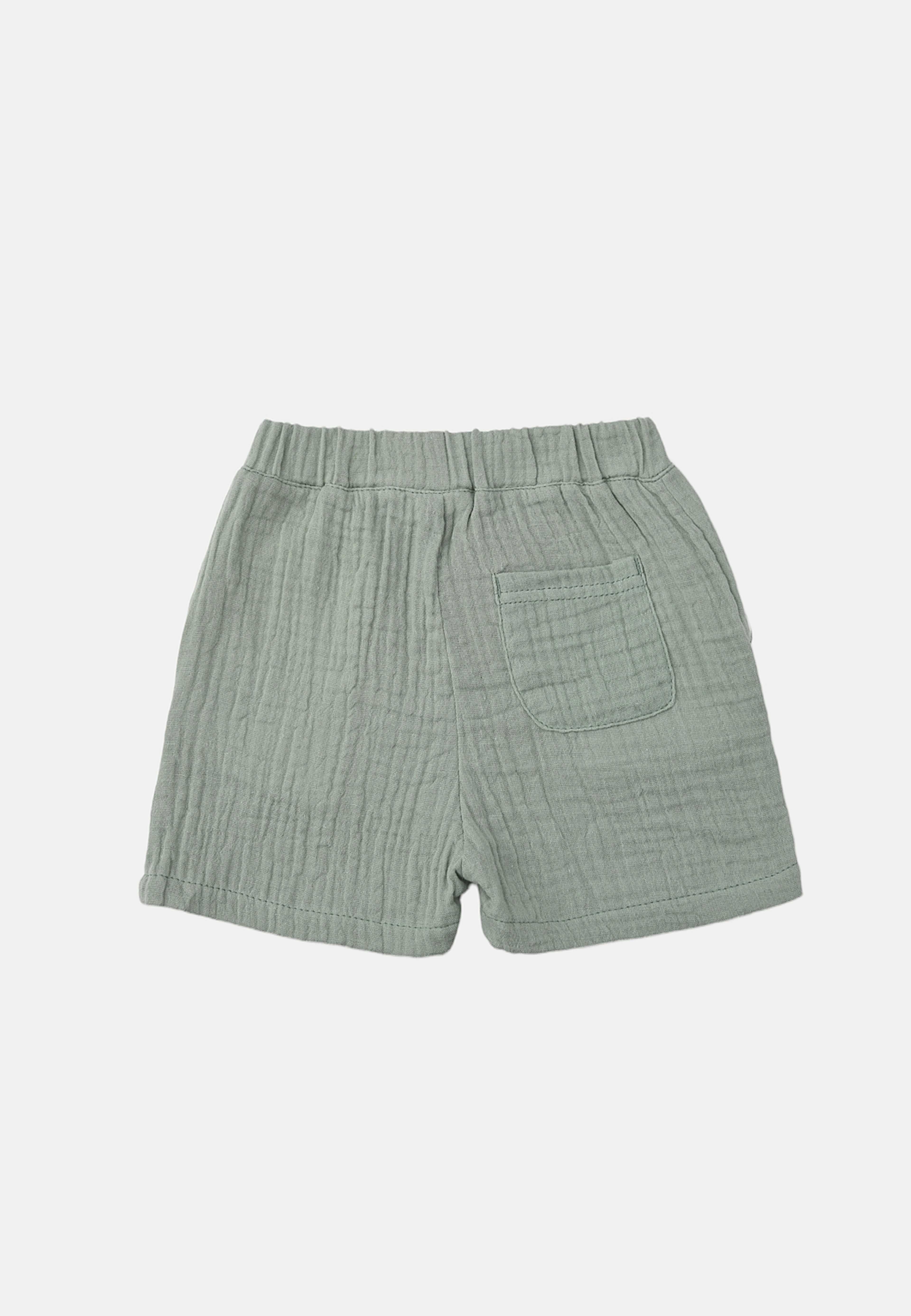 Krinklade babyshorts SARANG, från RIKIKI, i färgen Green. Klicka för att öppna bilden i stort format