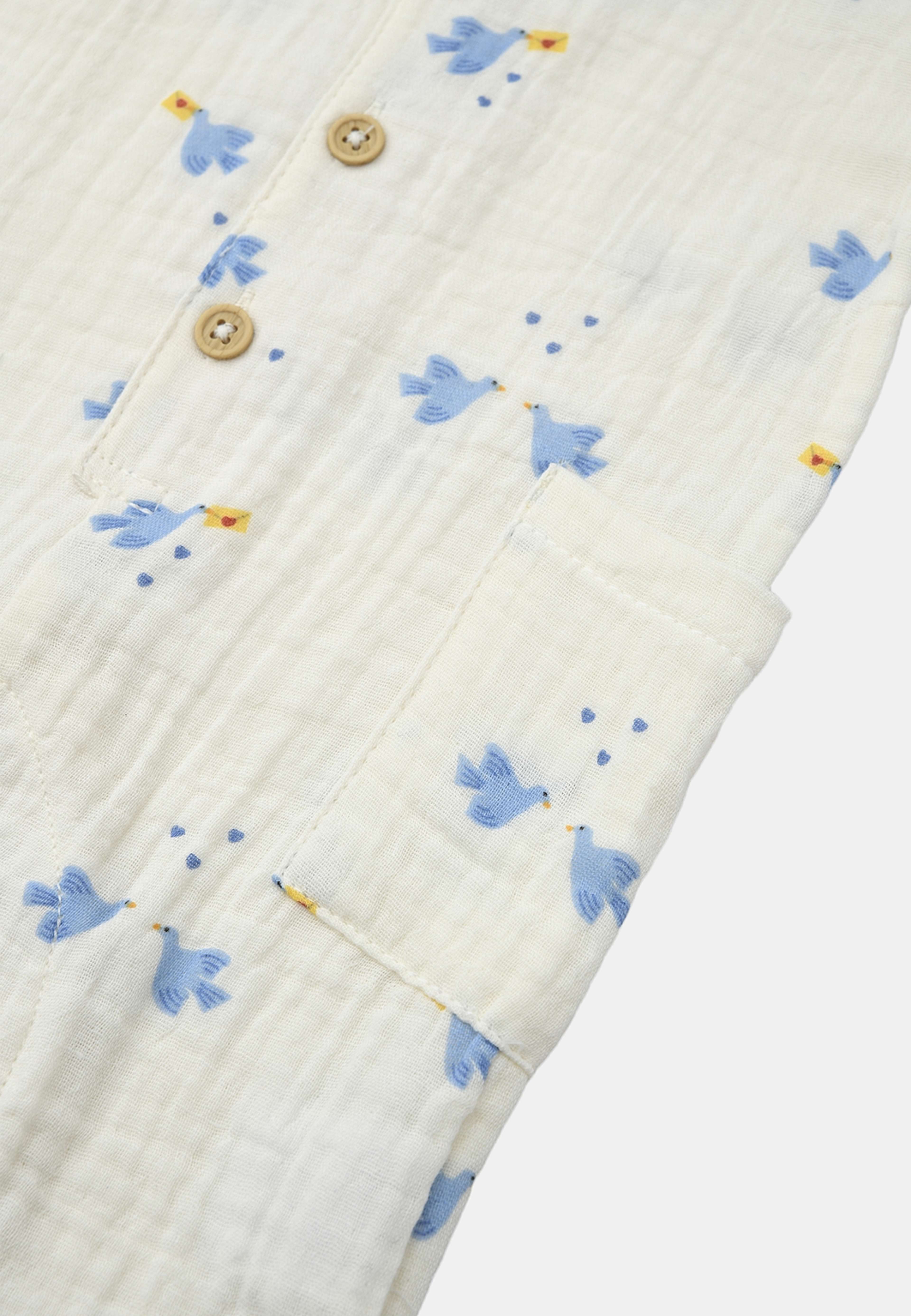 Onsie i krinklad bomull SIM, från RIKIKI, i färgen Birds Blue. Klicka för att öppna bilden i stort format