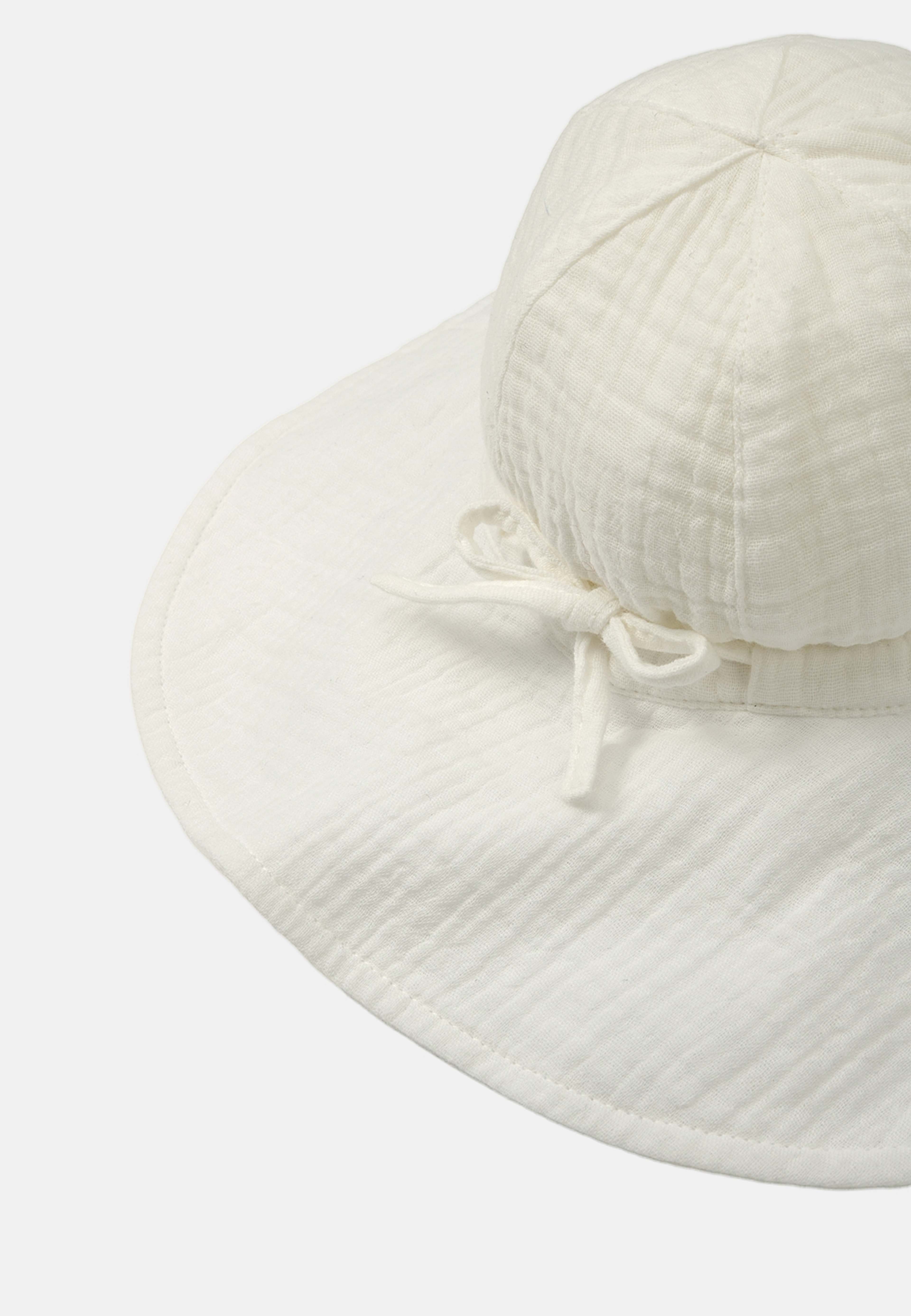 Solhatt i krinklad bomull FRED, från RIKIKI, i färgen Off White. Klicka för att öppna bilden i stort format