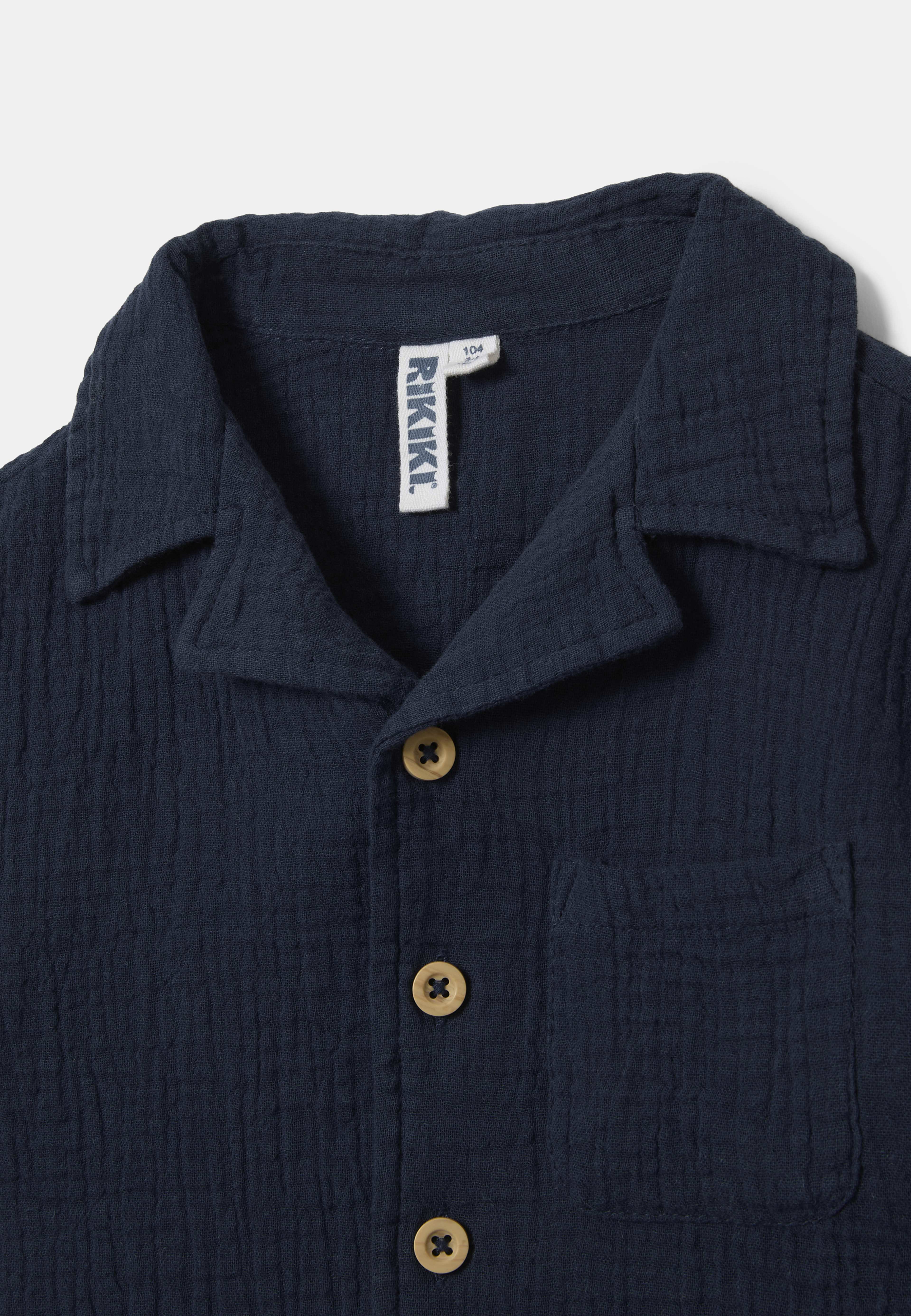 Krinklad skjorta IVY, från RIKIKI, i färgen Navy. Klicka för att öppna bilden i stort format