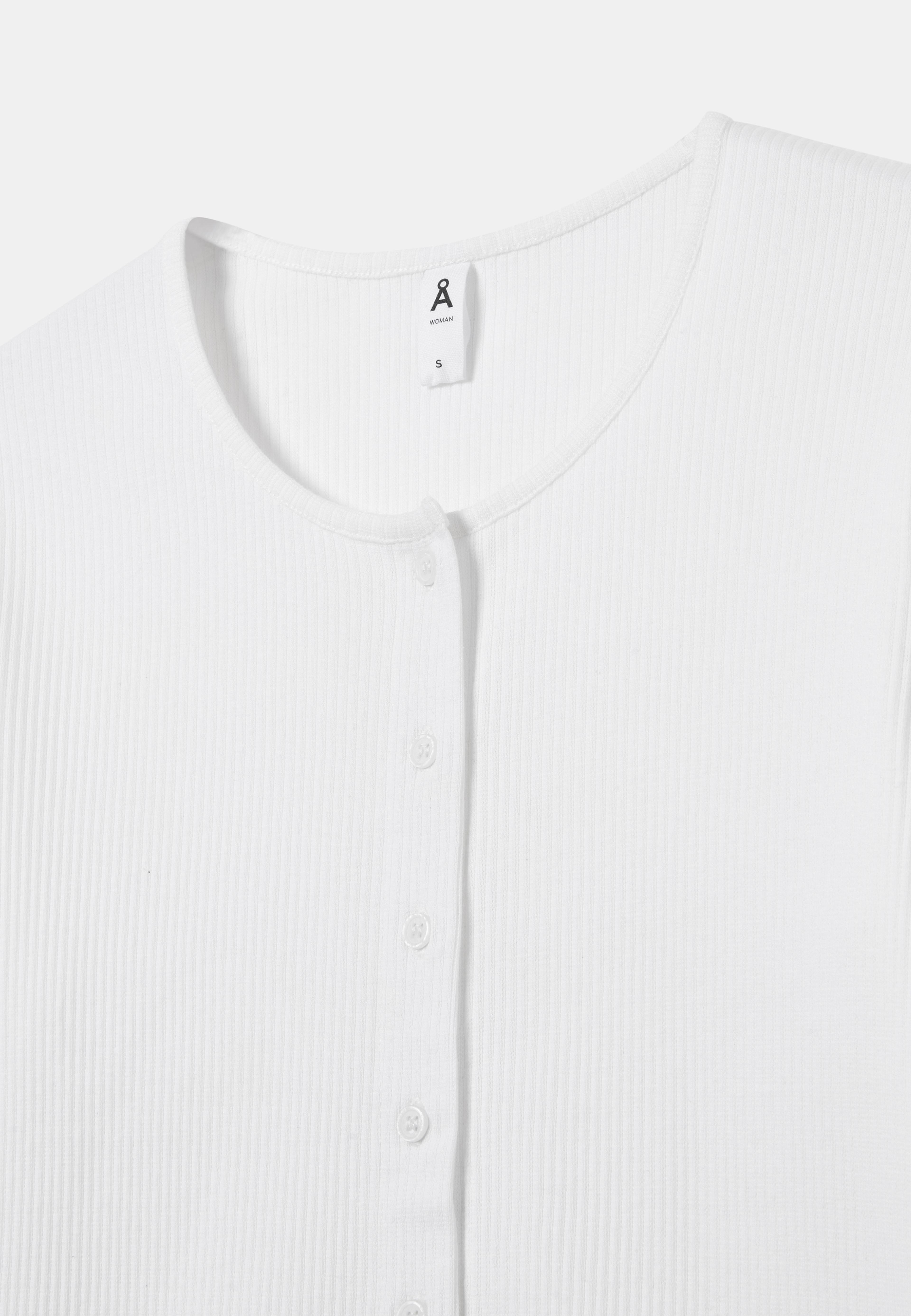 Ribbad cardigan TILLY, från Å WOMAN, i färgen White. Klicka för att öppna bilden i stort format