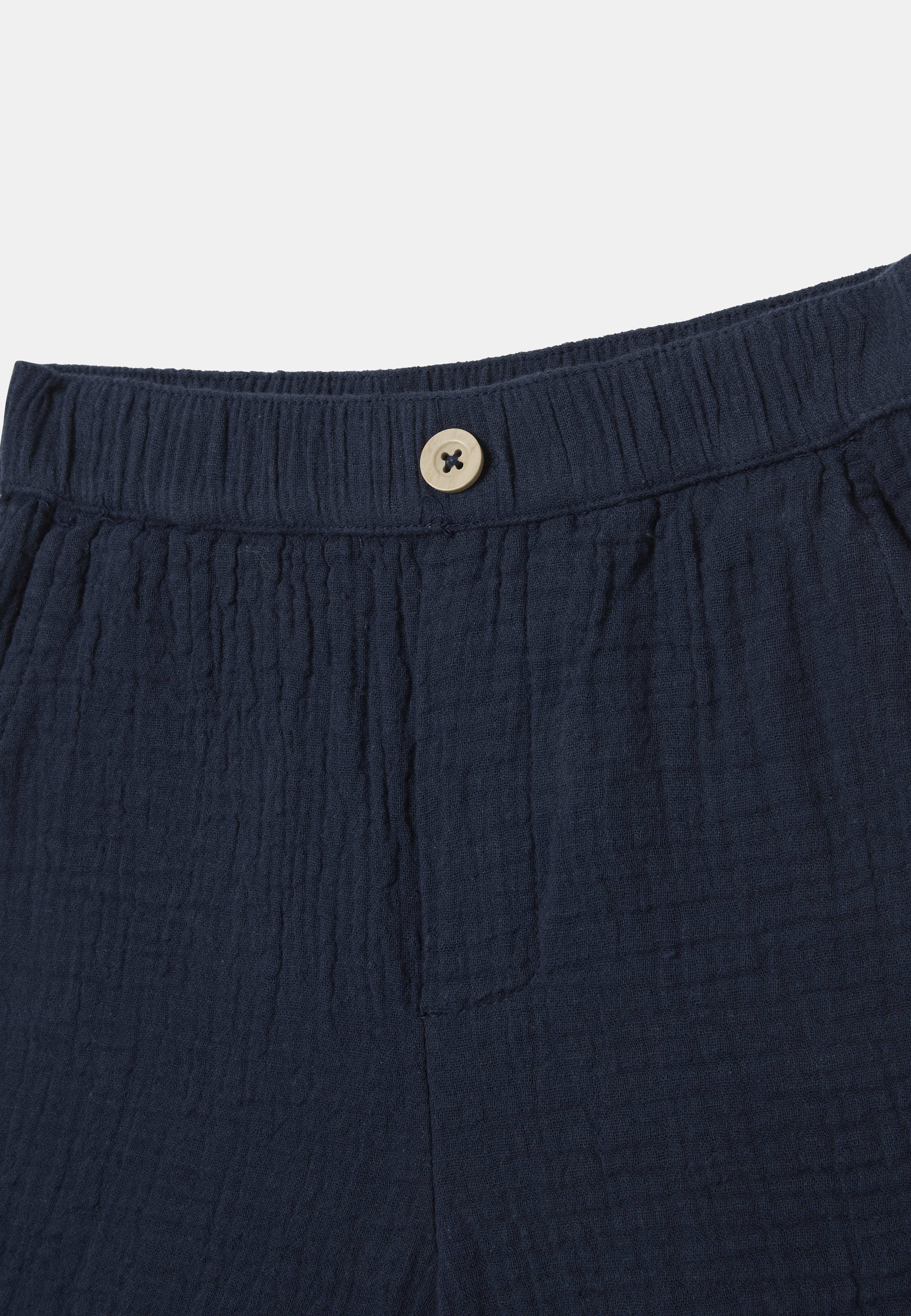 Krinklade shorts ISAC, från RIKIKI, i färgen Navy. Klicka för att öppna bilden i stort format