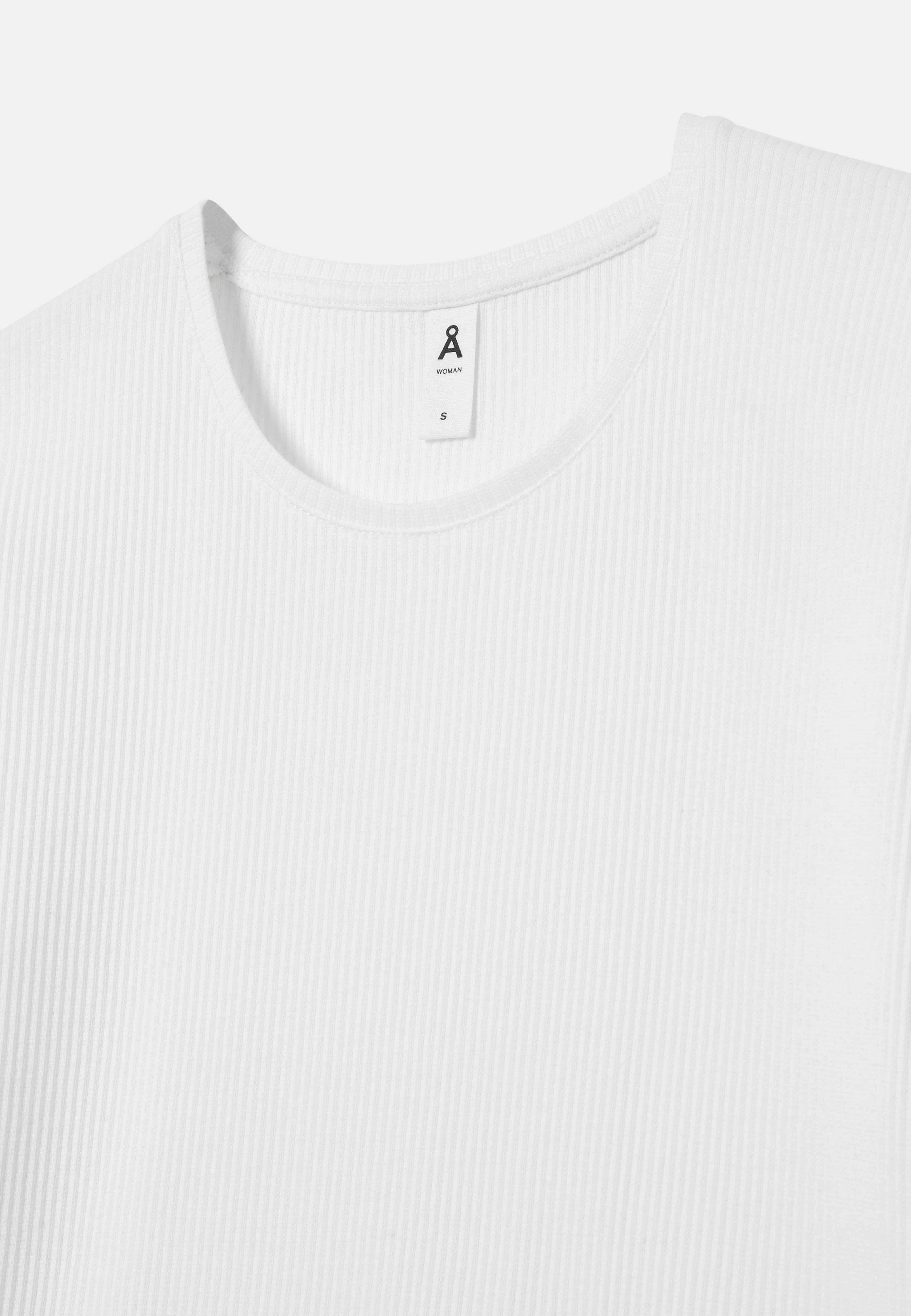 Ribbad t-shirt LYKA, från Å WOMAN, i färgen White. Klicka för att öppna bilden i stort format