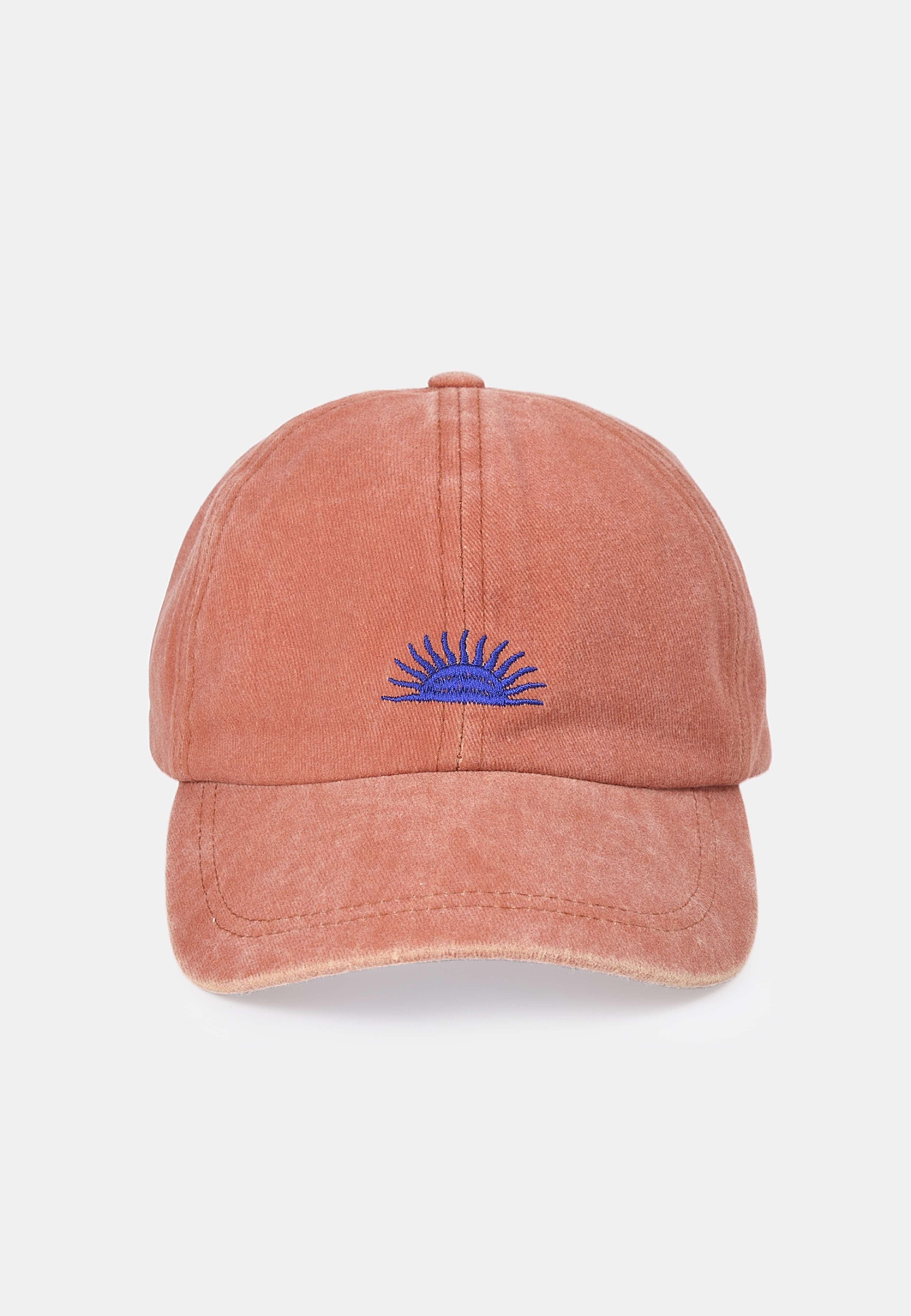 Keps med broderi ZOE, från Carin Wester, i färgen Orange. Klicka för att öppna bilden i stort format