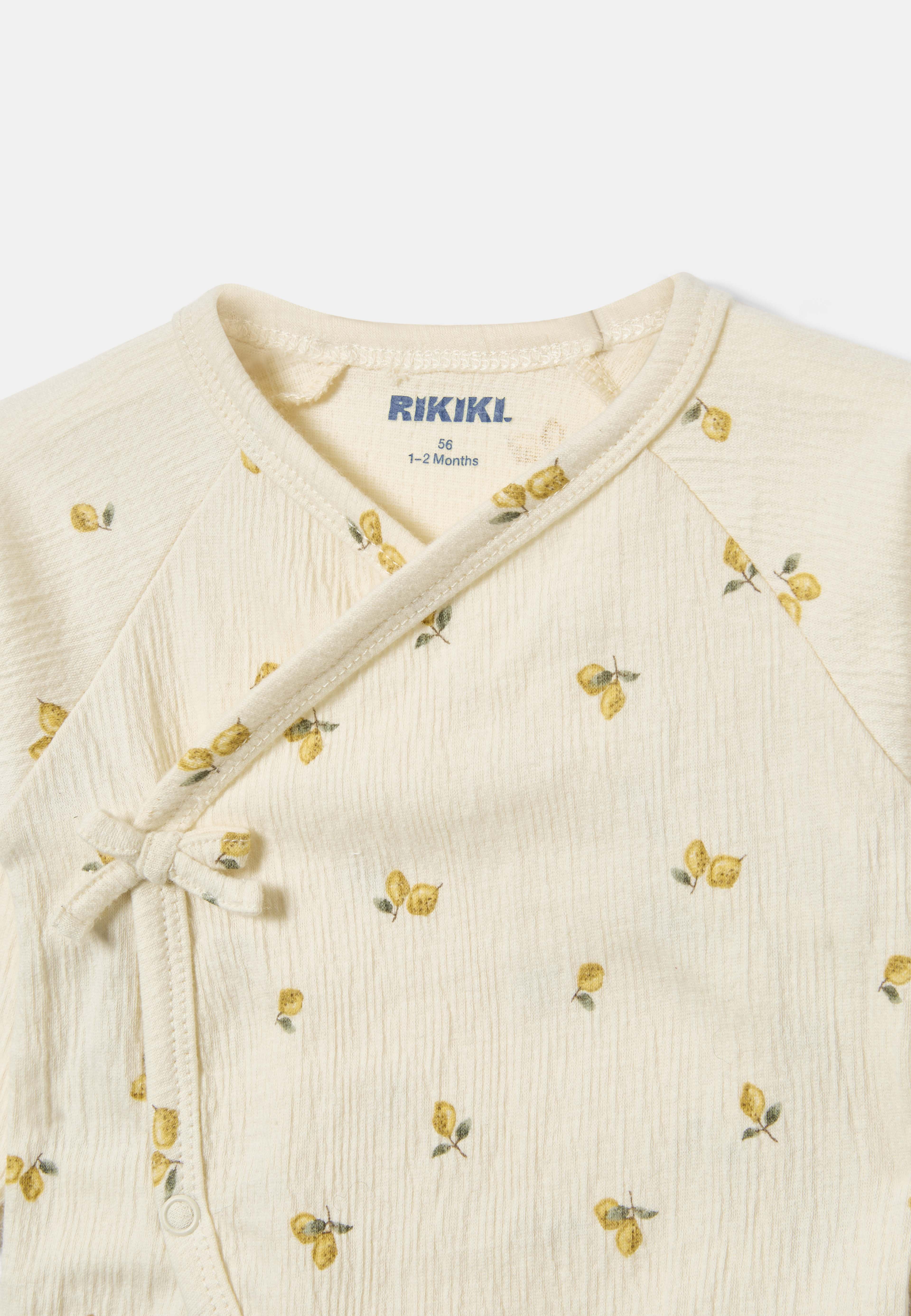 Onesie i krinklad bomullsjersey LILA, från RIKIKI, i färgen Lemon. Klicka för att öppna bilden i stort format