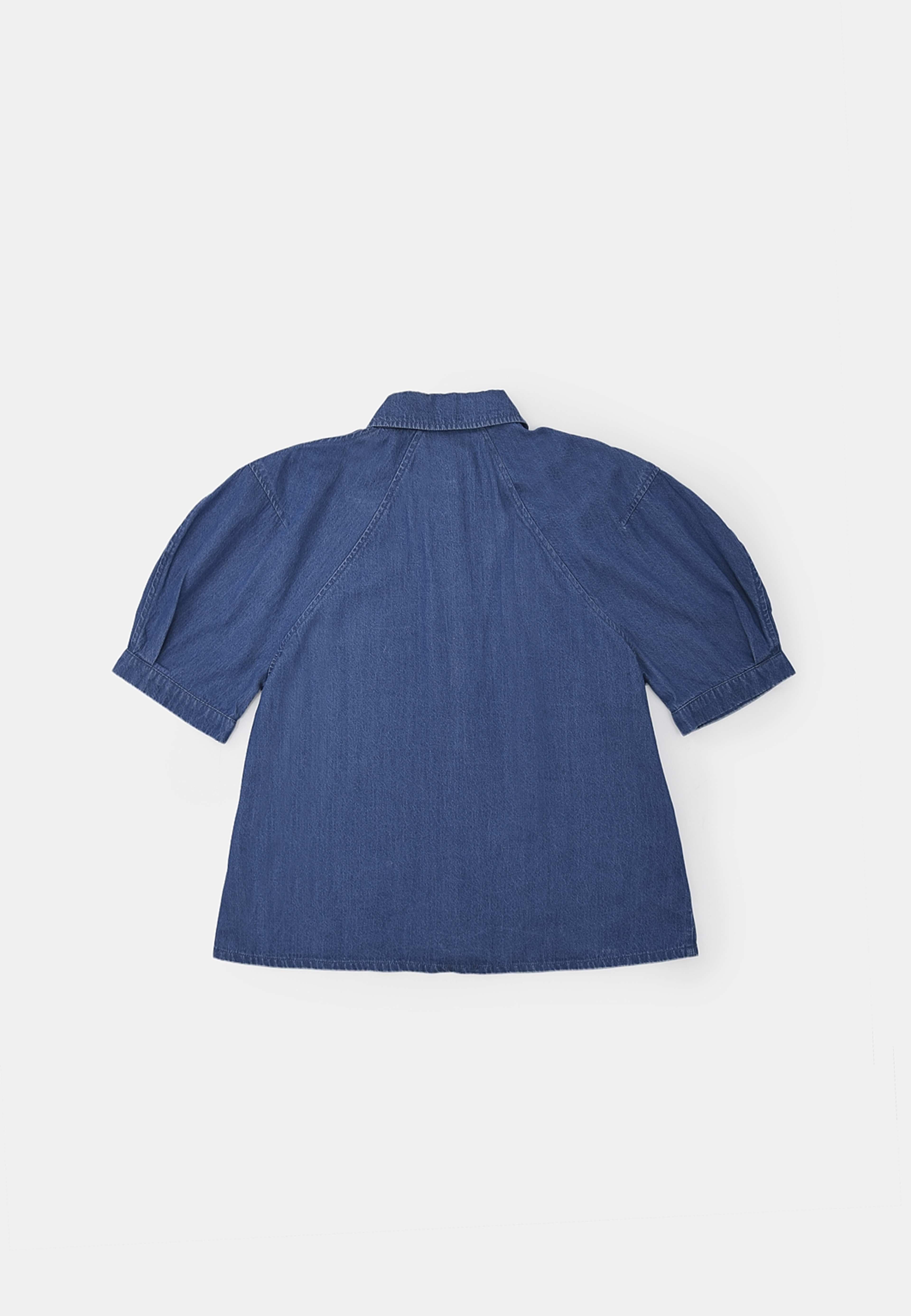 Kortärmad jeansblus IRMA, från Wera, i färgen Mid Blue Denim. Klicka för att öppna bilden i stort format