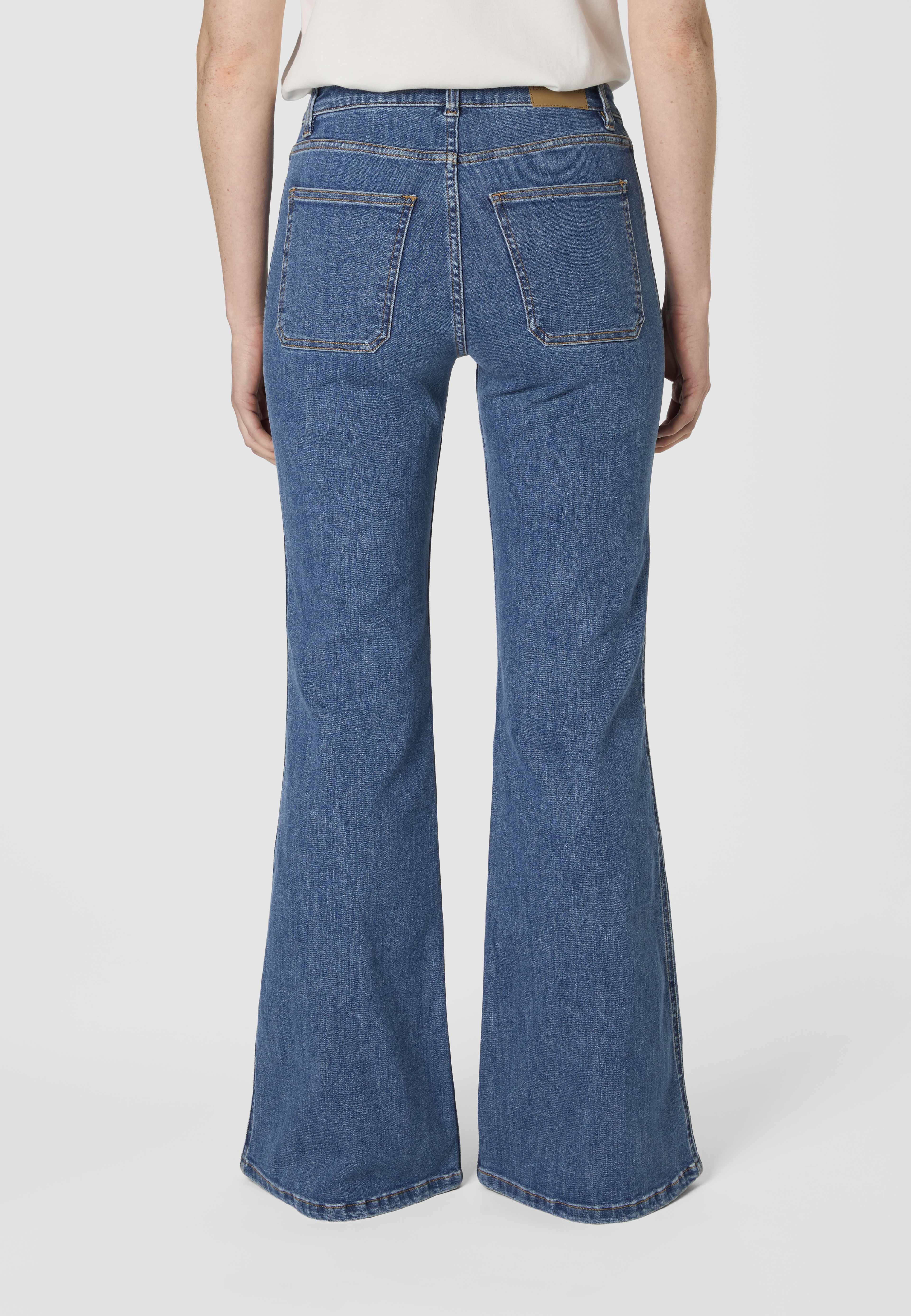 Utsvängda jeans VIOLET, från Carin Wester, i färgen Mid Blue. Klicka för att öppna bilden i stort format