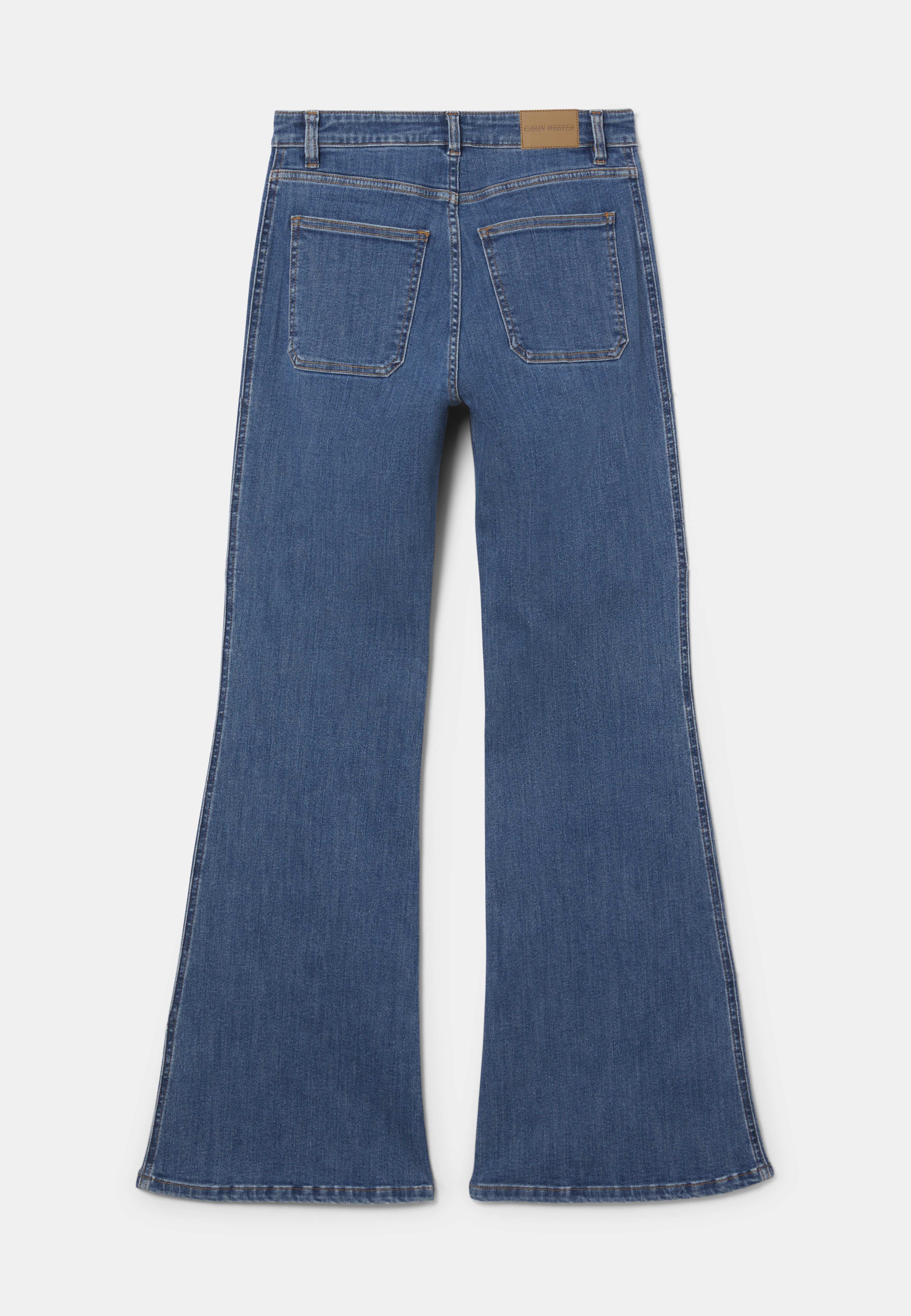 Utsvängda jeans VIOLET, från Carin Wester, i färgen Mid Blue. Klicka för att öppna bilden i stort format