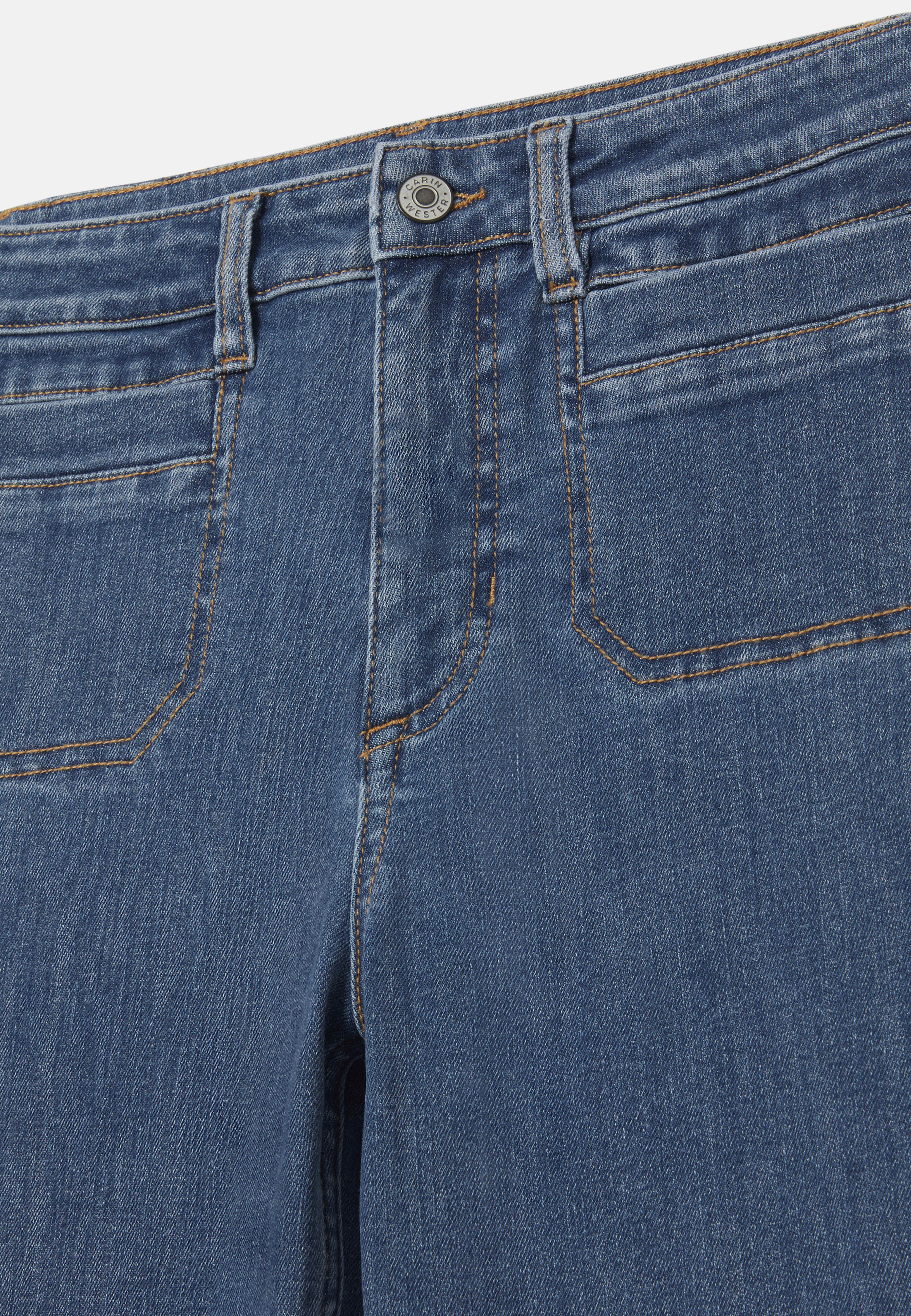 Utsvängda jeans VIOLET, från Carin Wester, i färgen Mid Blue. Klicka för att öppna bilden i stort format