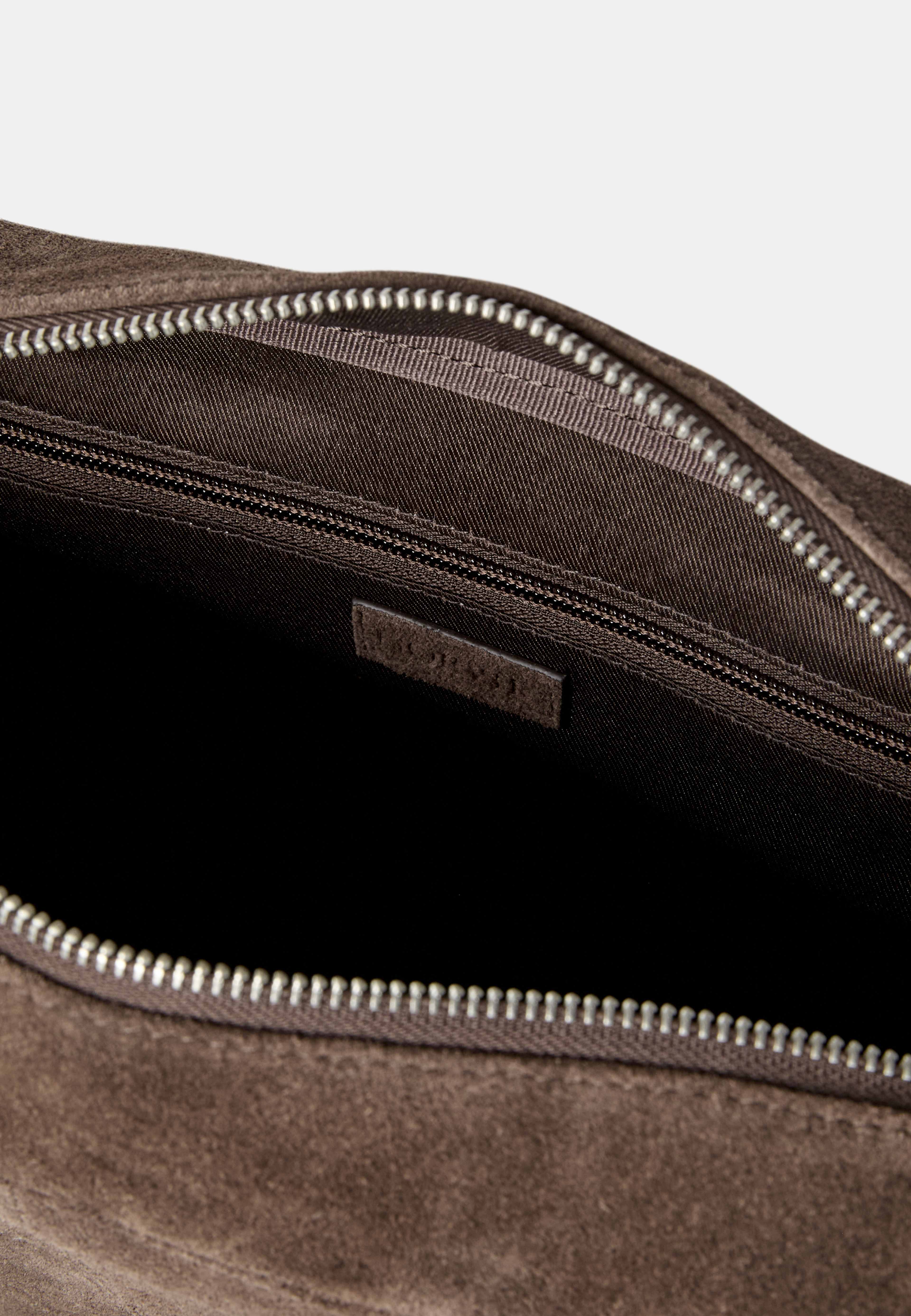 Datorväska i mocka RYAN, från NORVIE, i färgen Dk Brown Suede. Klicka för att öppna bilden i stort format