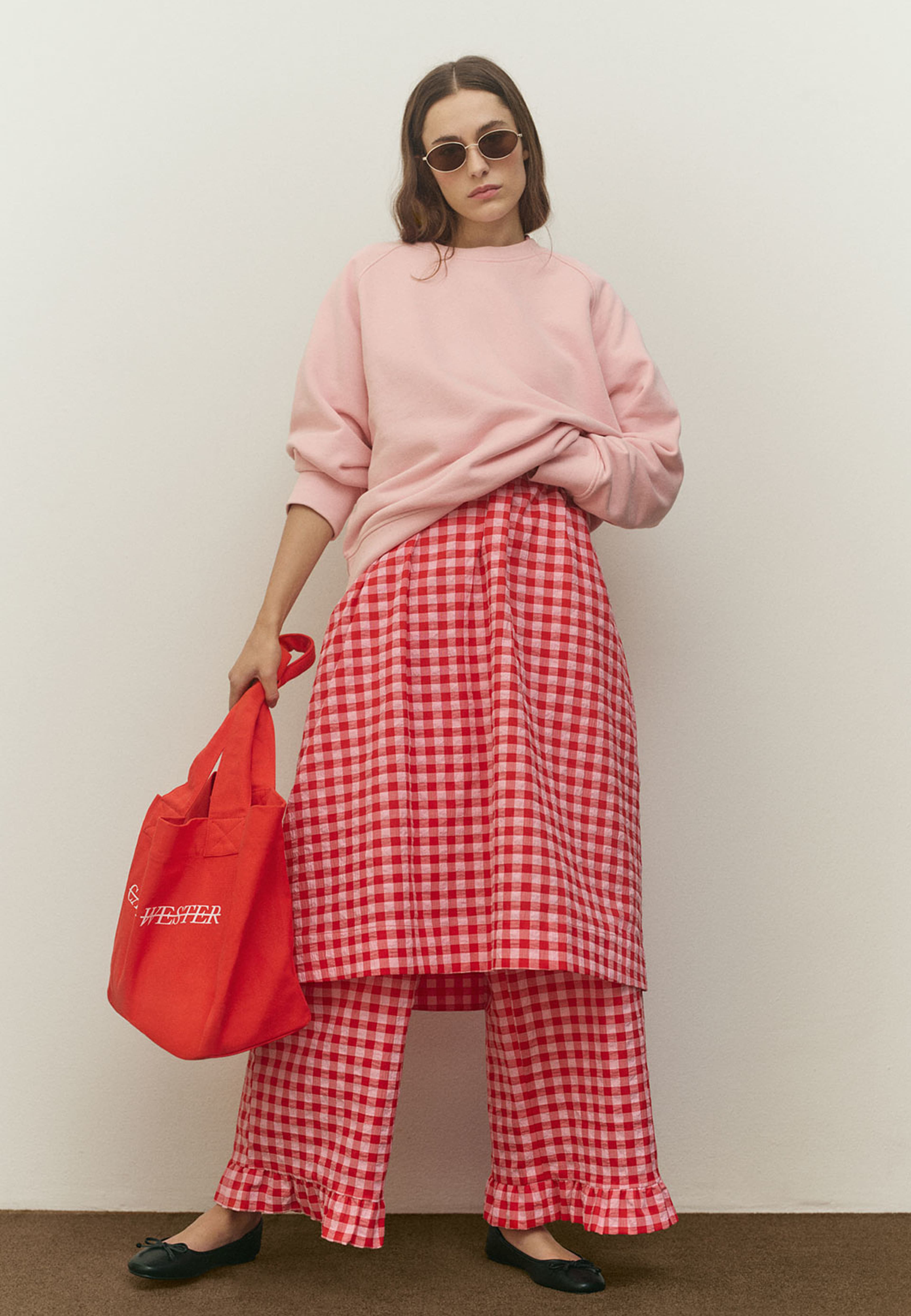 Toteväska i canvas ALICIA, från Carin Wester, i färgen Red. Klicka för att öppna bilden i stort format