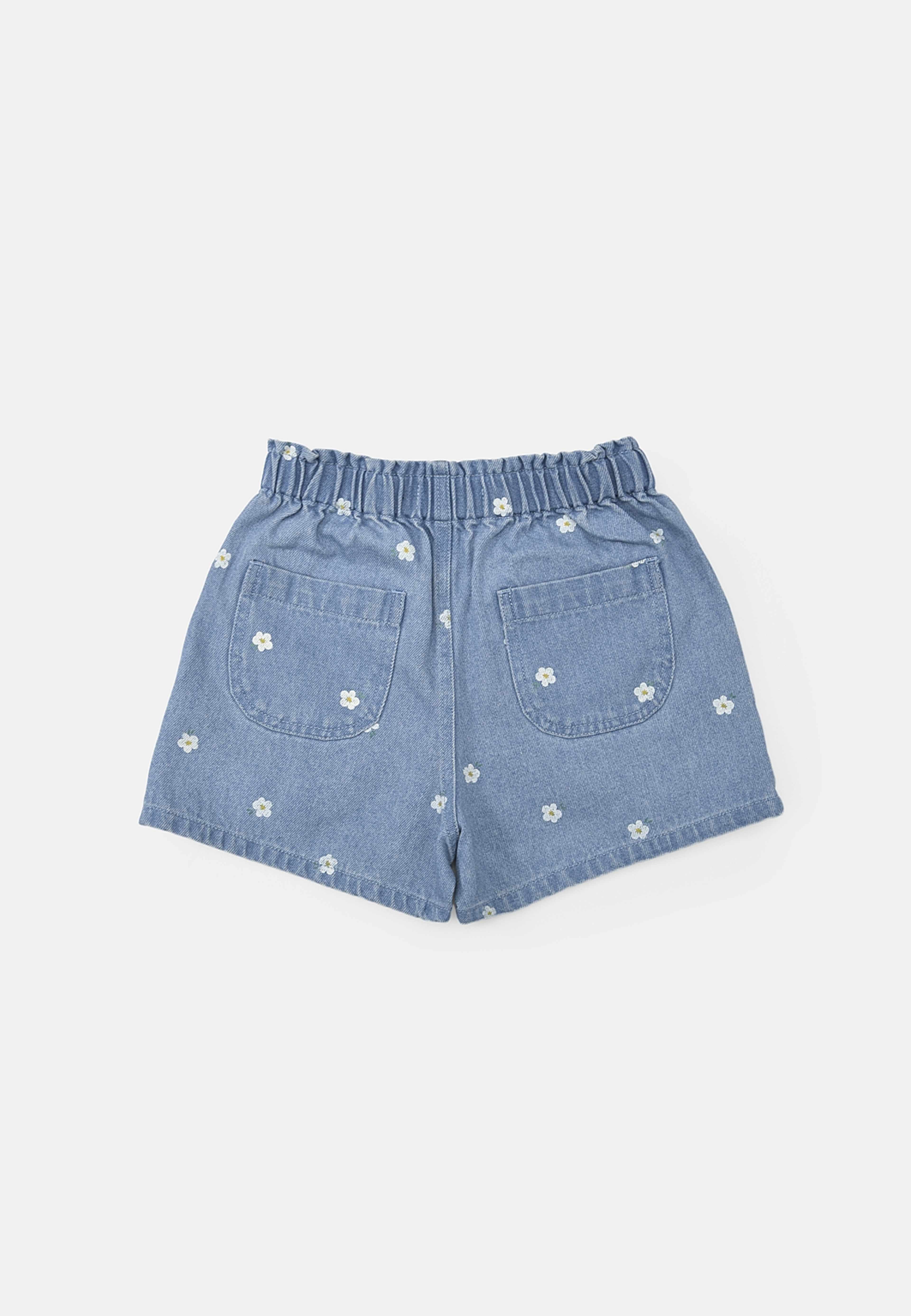 Denimshorts BRITTA, från RIKIKI, i färgen Flower. Klicka för att öppna bilden i stort format