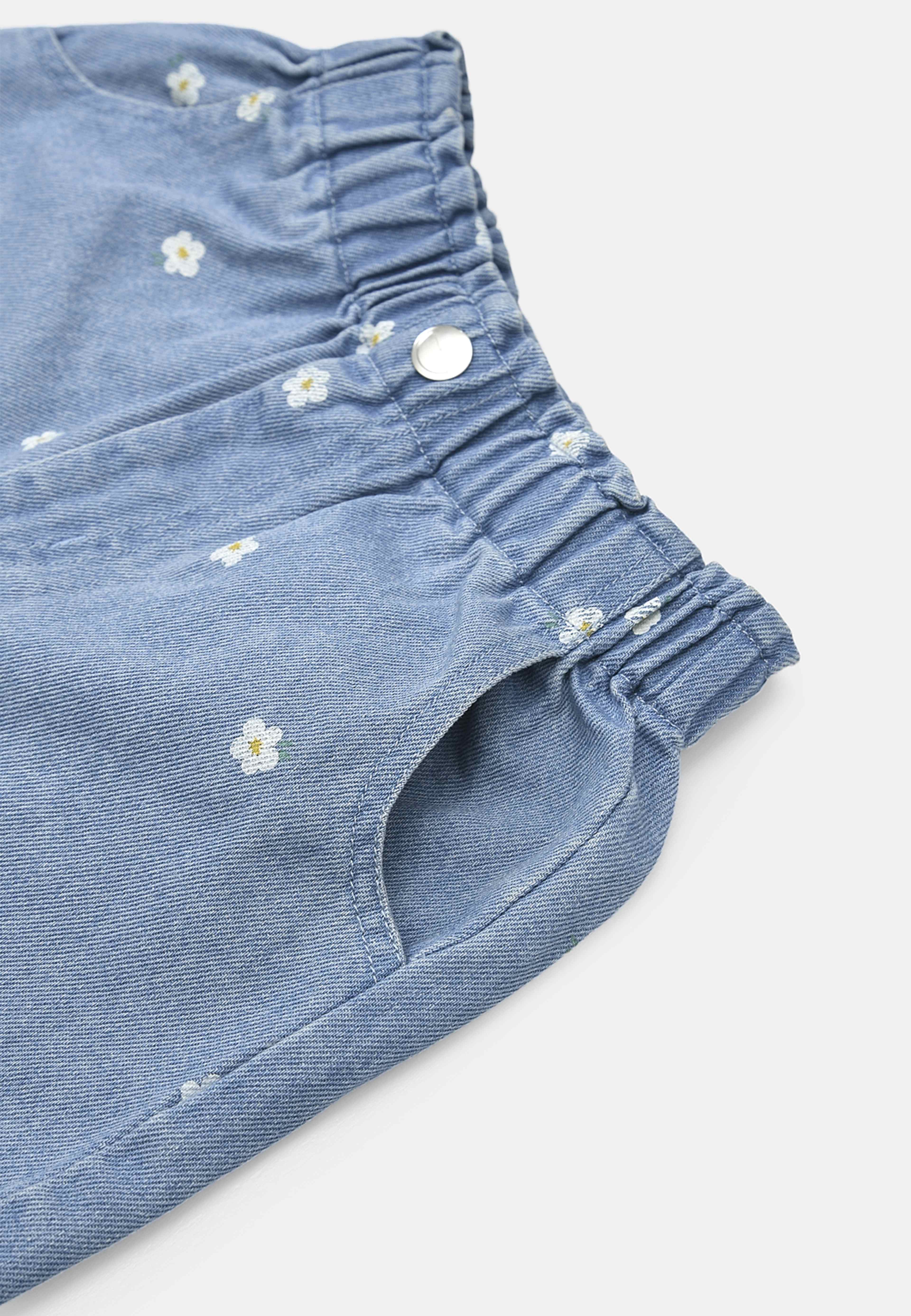 Denimshorts BRITTA, från RIKIKI, i färgen Flower. Klicka för att öppna bilden i stort format