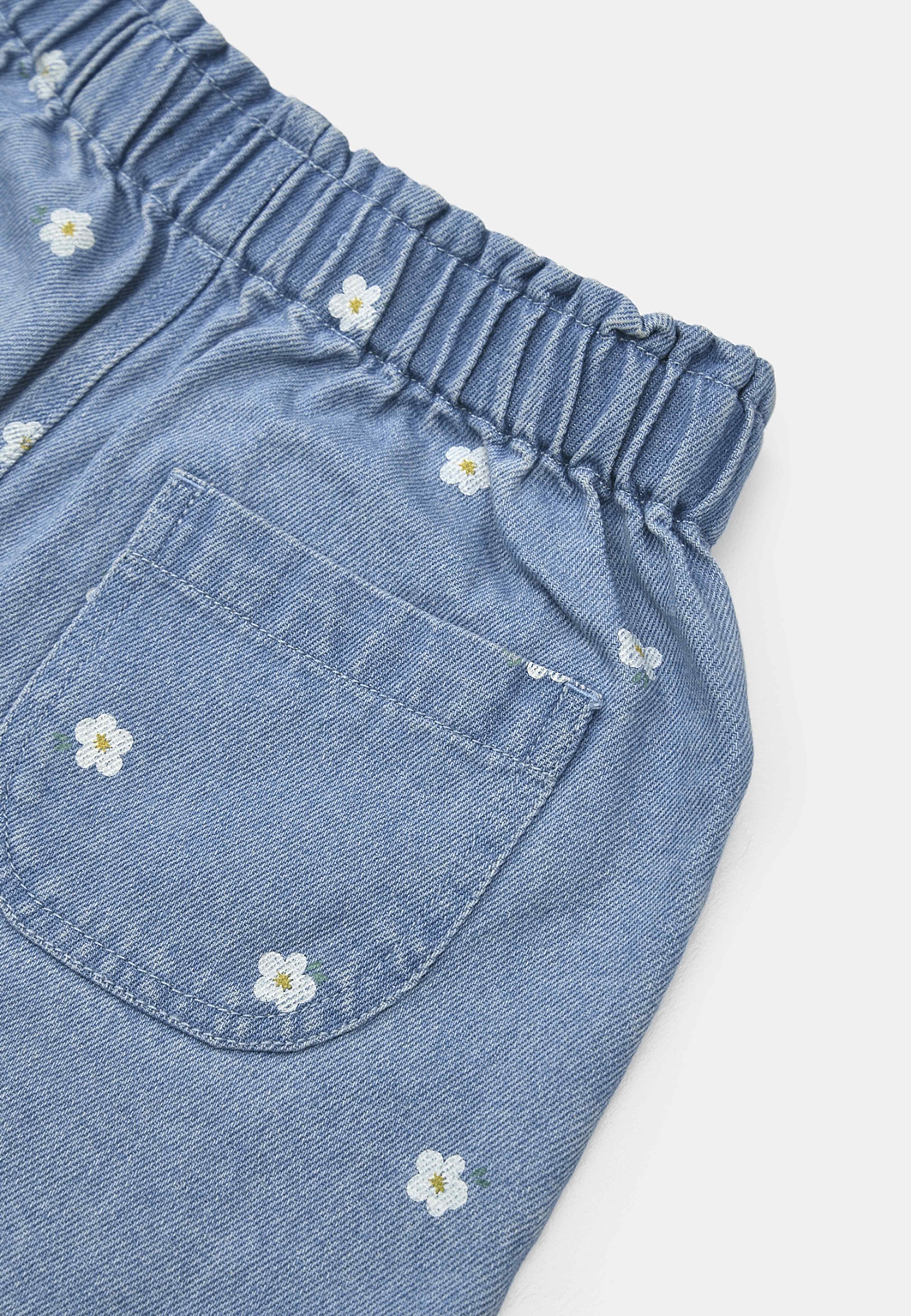 Denimshorts BRITTA, från RIKIKI, i färgen Flower. Klicka för att öppna bilden i stort format