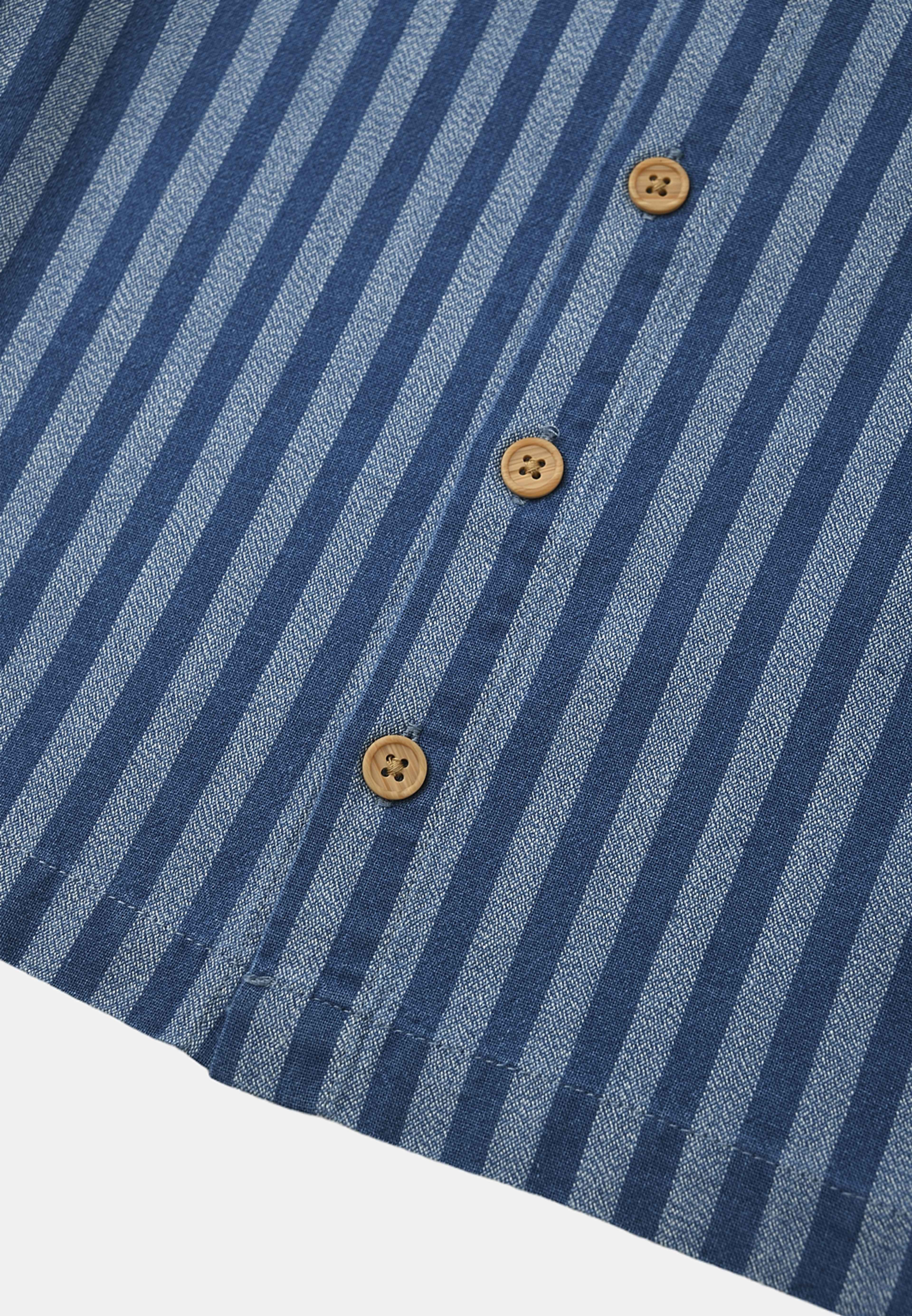 Skjorta i chambray BEN, från RIKIKI, i färgen Stripe. Klicka för att öppna bilden i stort format