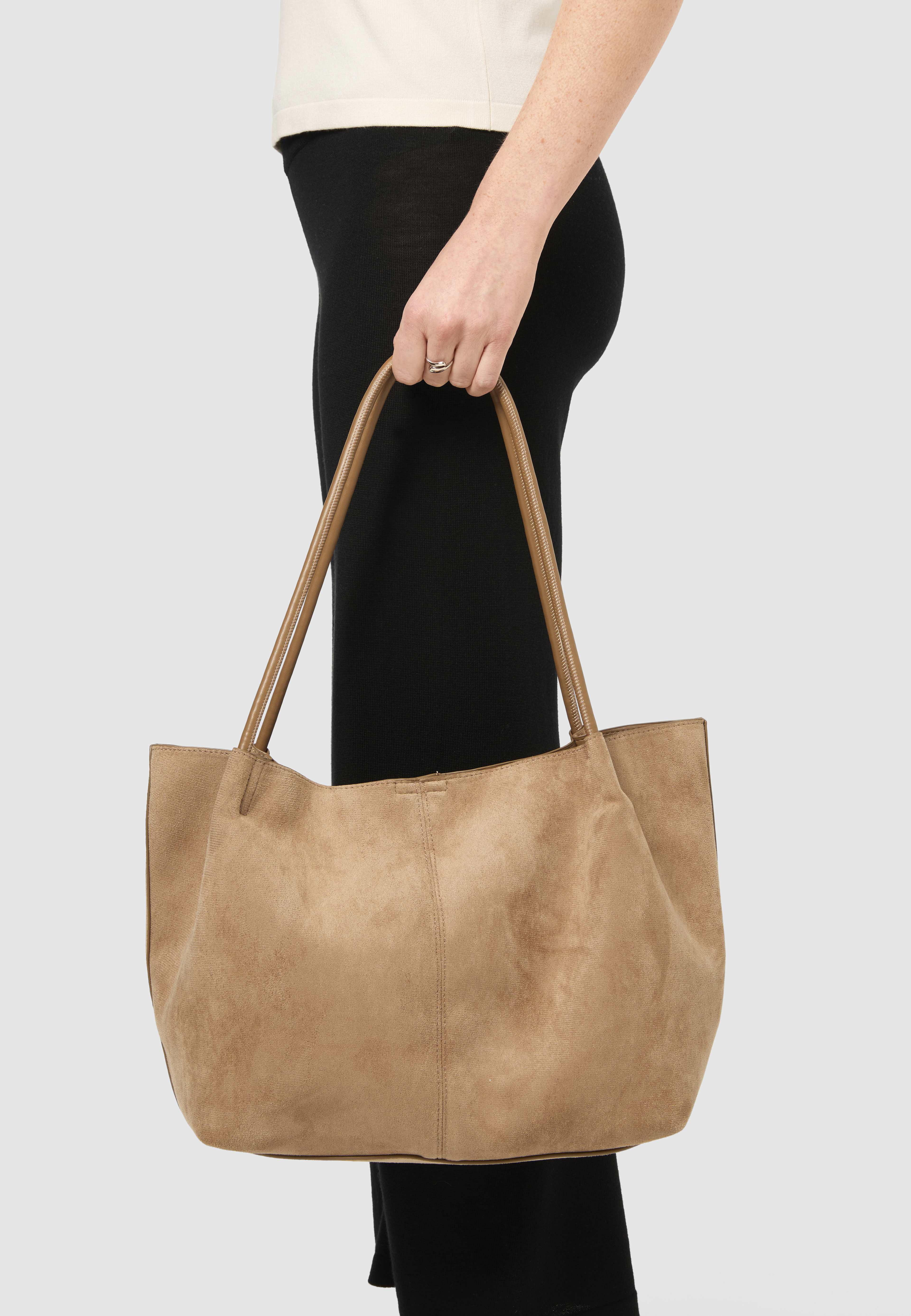 Totebag GIGI, från Å WOMAN, i färgen Beige. Klicka för att öppna bilden i stort format