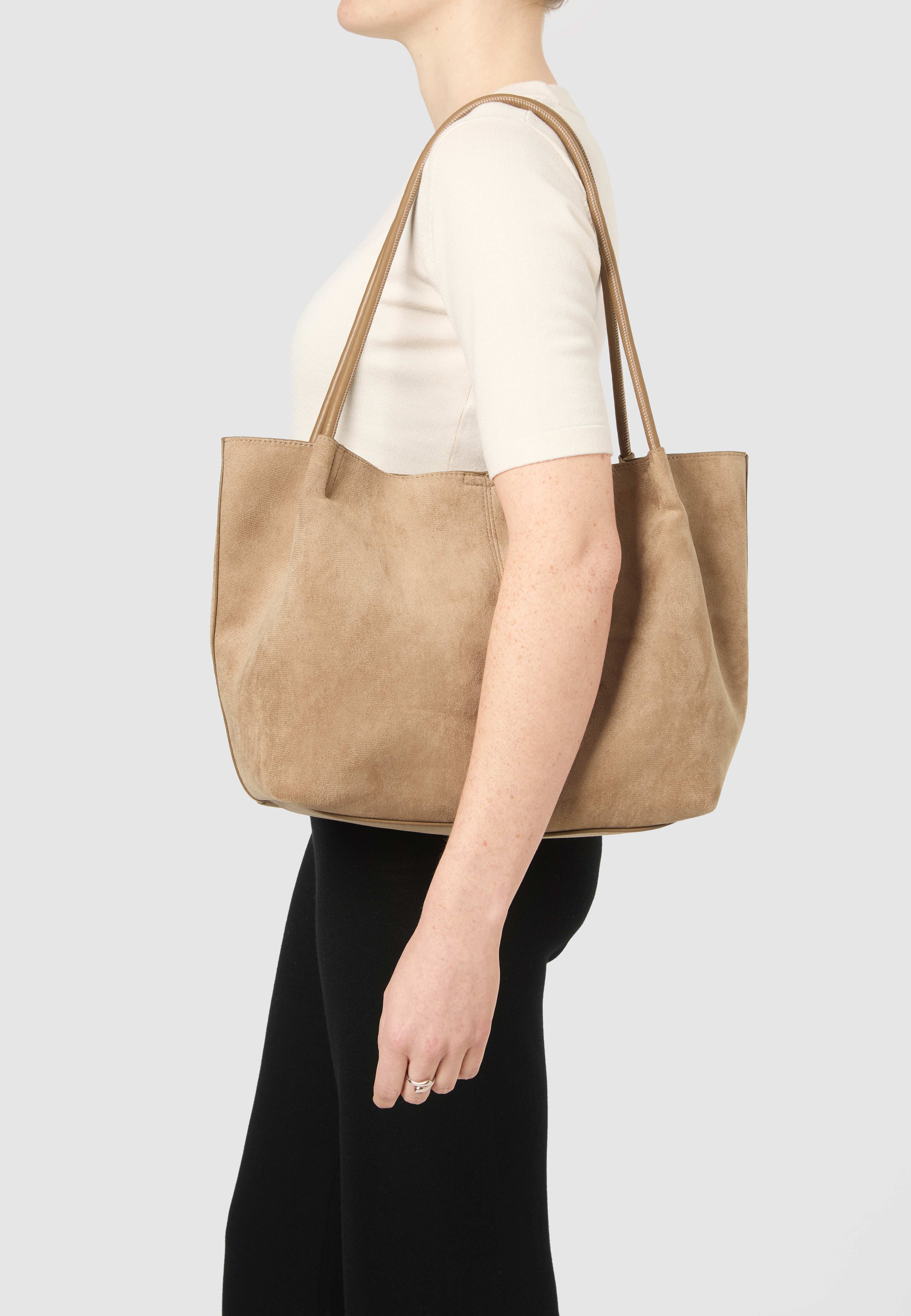 Totebag GIGI, från Å WOMAN, i färgen Beige. Klicka för att öppna bilden i stort format