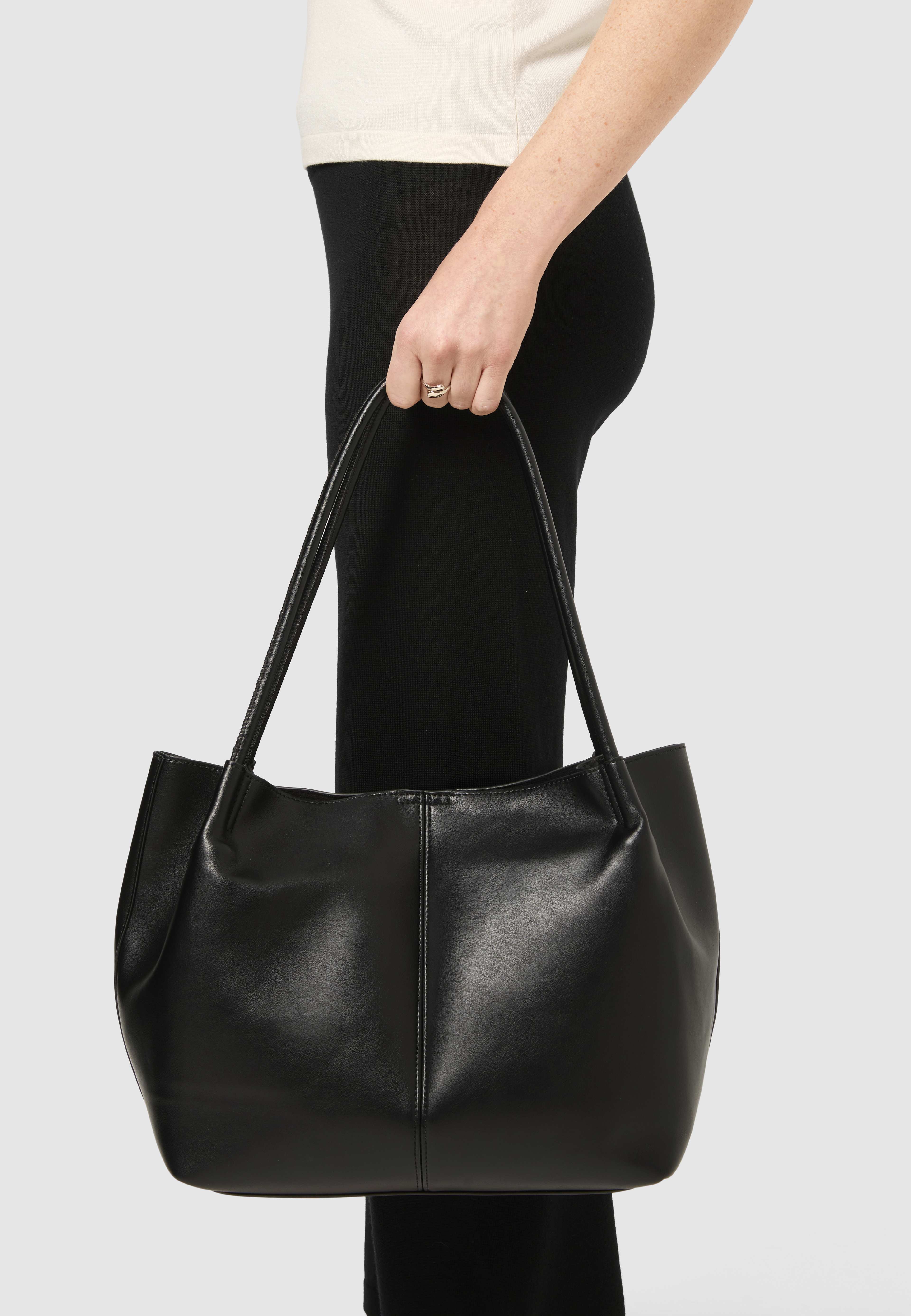 Totebag GIGI, från Å WOMAN, i färgen Black. Klicka för att öppna bilden i stort format