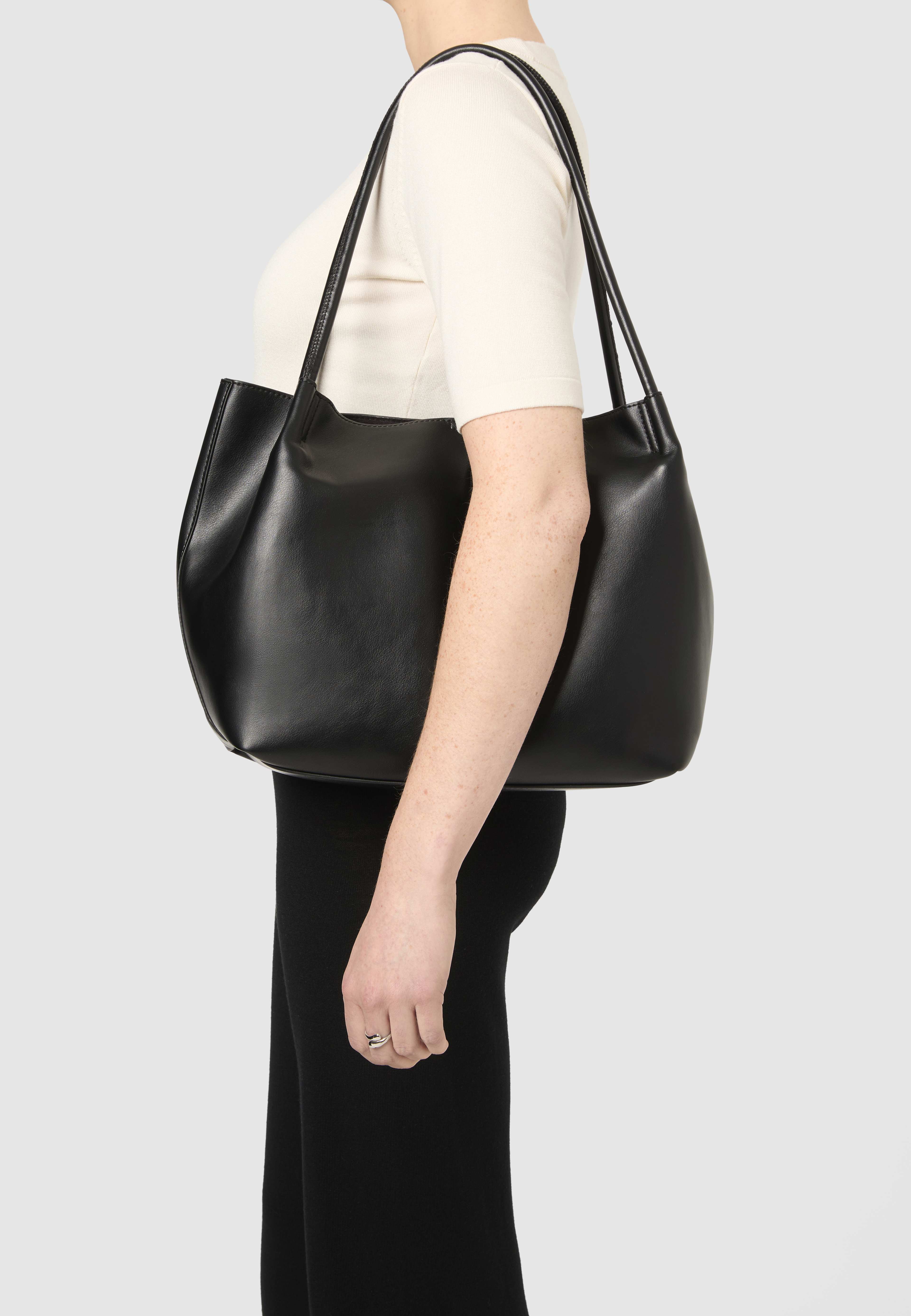 Totebag GIGI, från Å WOMAN, i färgen Black. Klicka för att öppna bilden i stort format