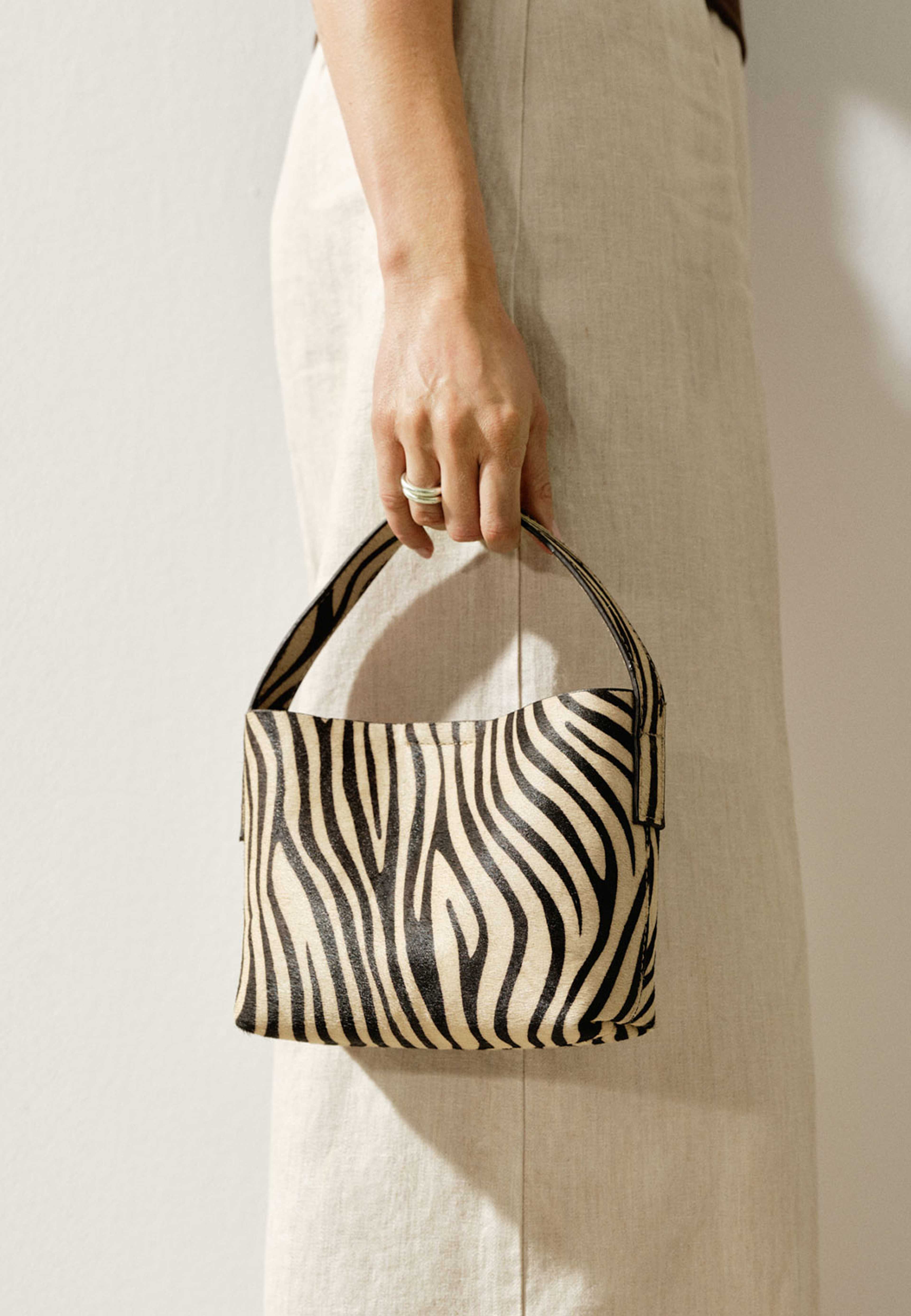 Crossbodyväska i läder IRIS zebra, från Wera, i färgen Black/White. Klicka för att öppna bilden i stort format
