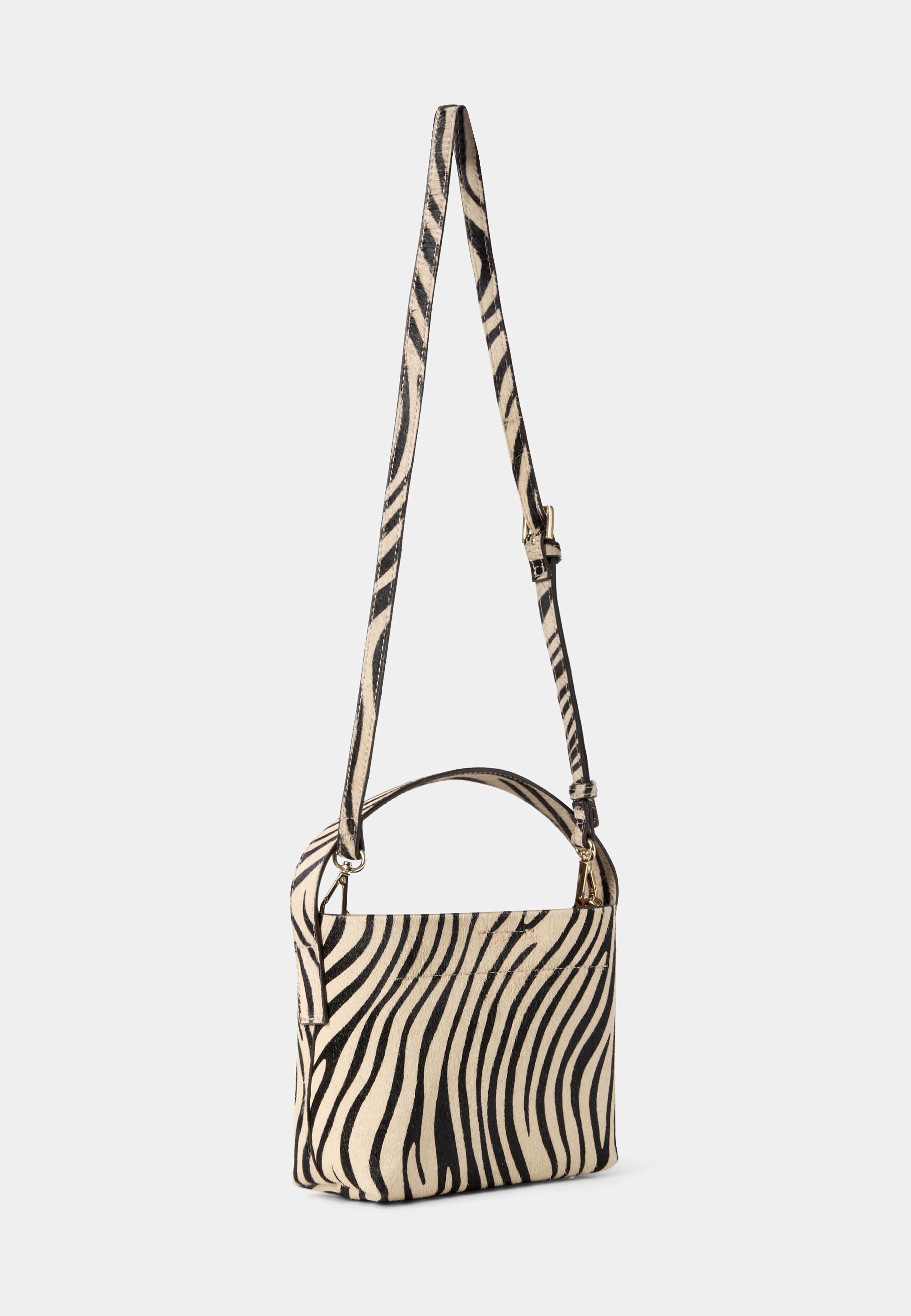 Crossbodyväska i läder IRIS zebra, från Wera, i färgen Black/White. Klicka för att öppna bilden i stort format