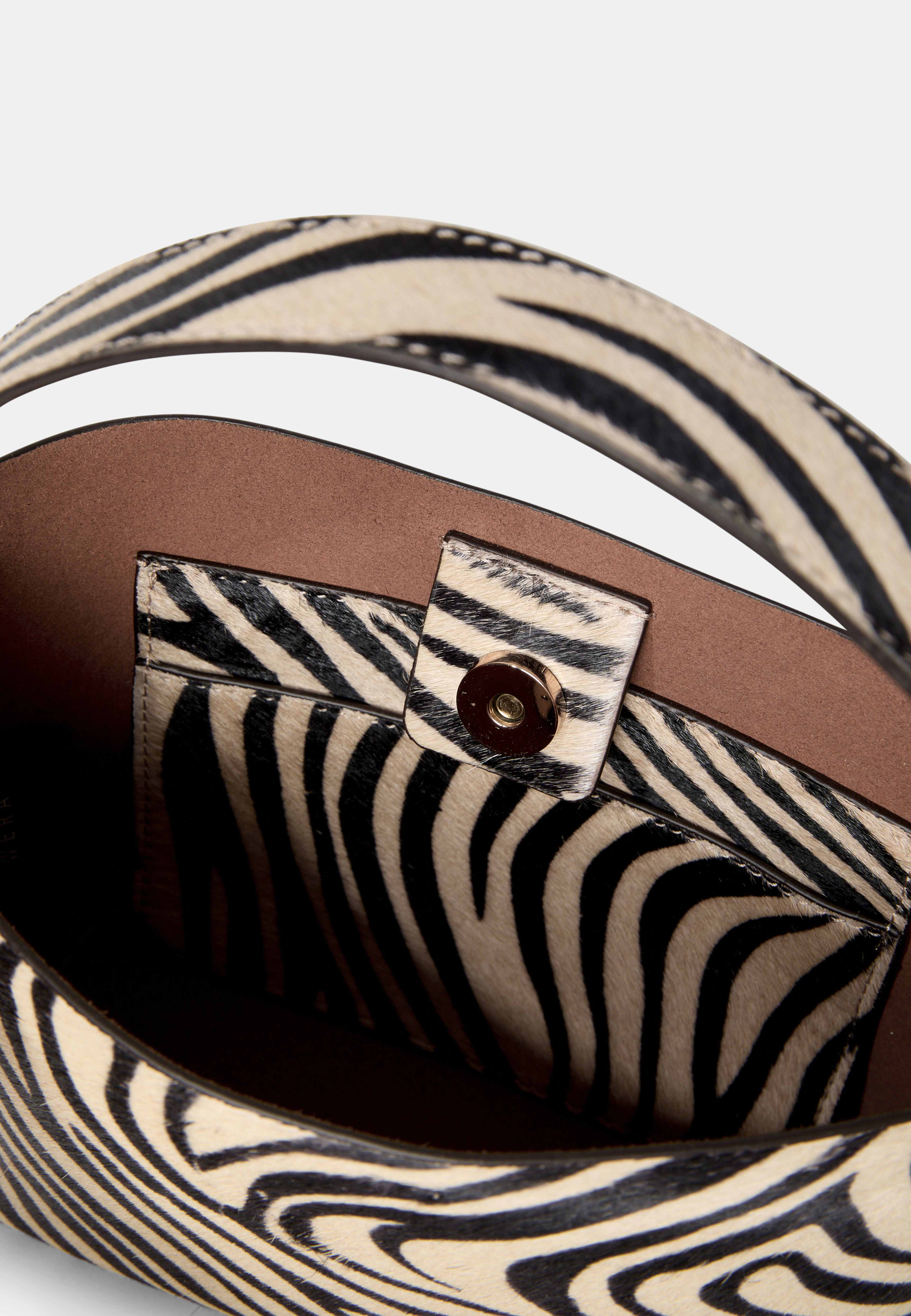 Crossbodyväska i läder IRIS zebra, från Wera, i färgen Black/White. Klicka för att öppna bilden i stort format