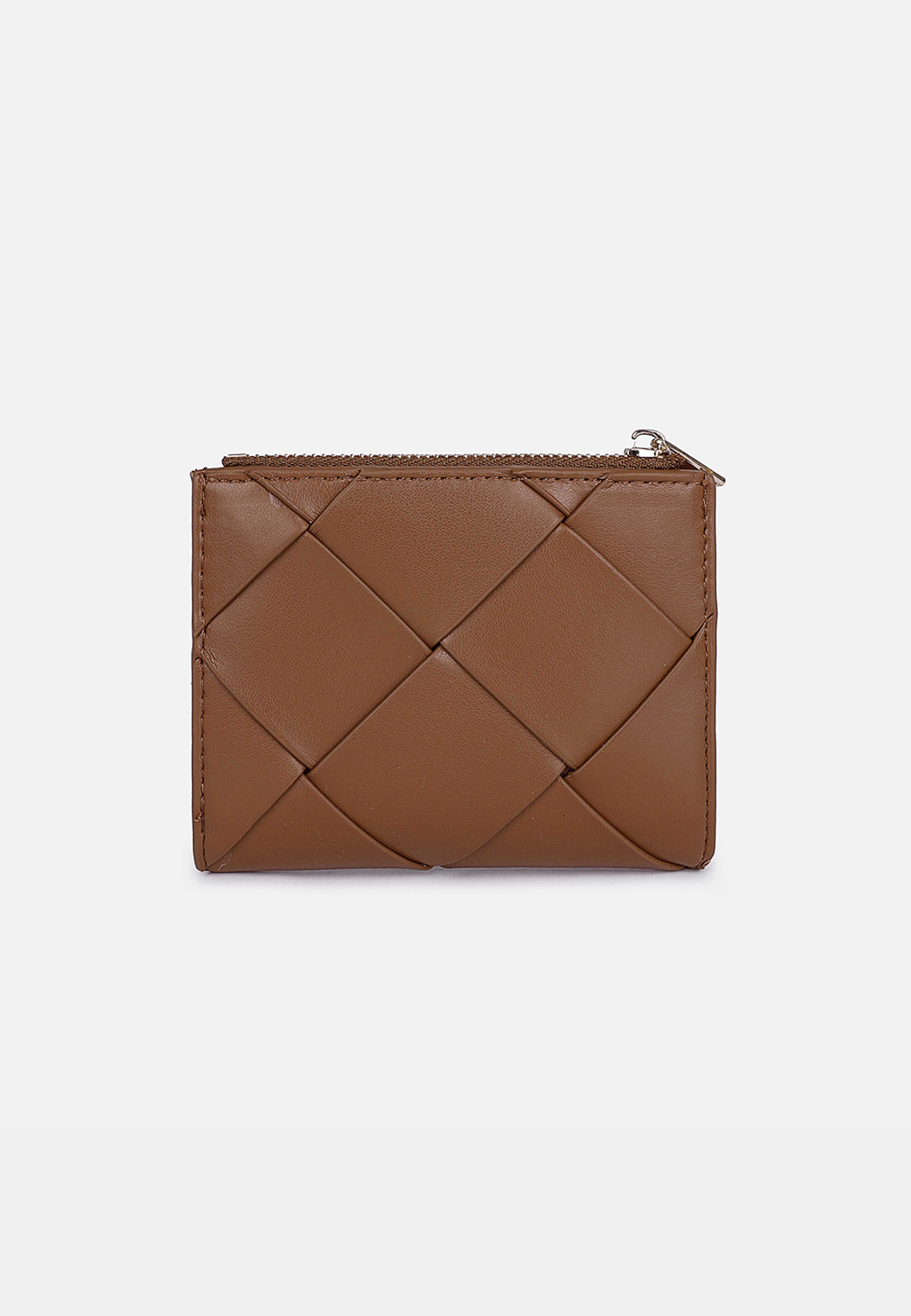 Flätad plånbok JENNIFER, från Å WOMAN, i färgen Camel. Klicka för att öppna bilden i stort format