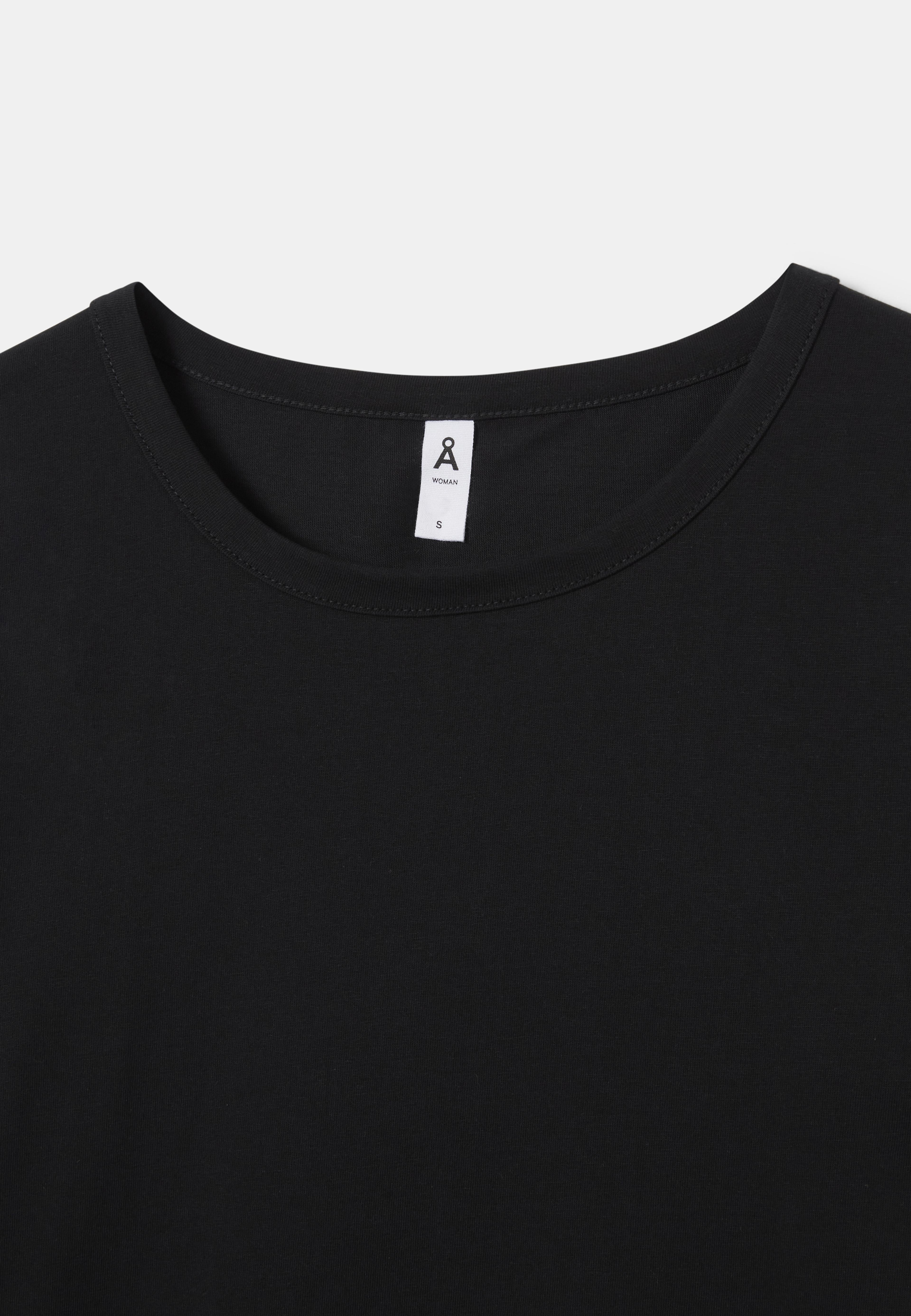 T-shirt MIMMIE, från Å WOMAN, i färgen Black. Klicka för att öppna bilden i stort format