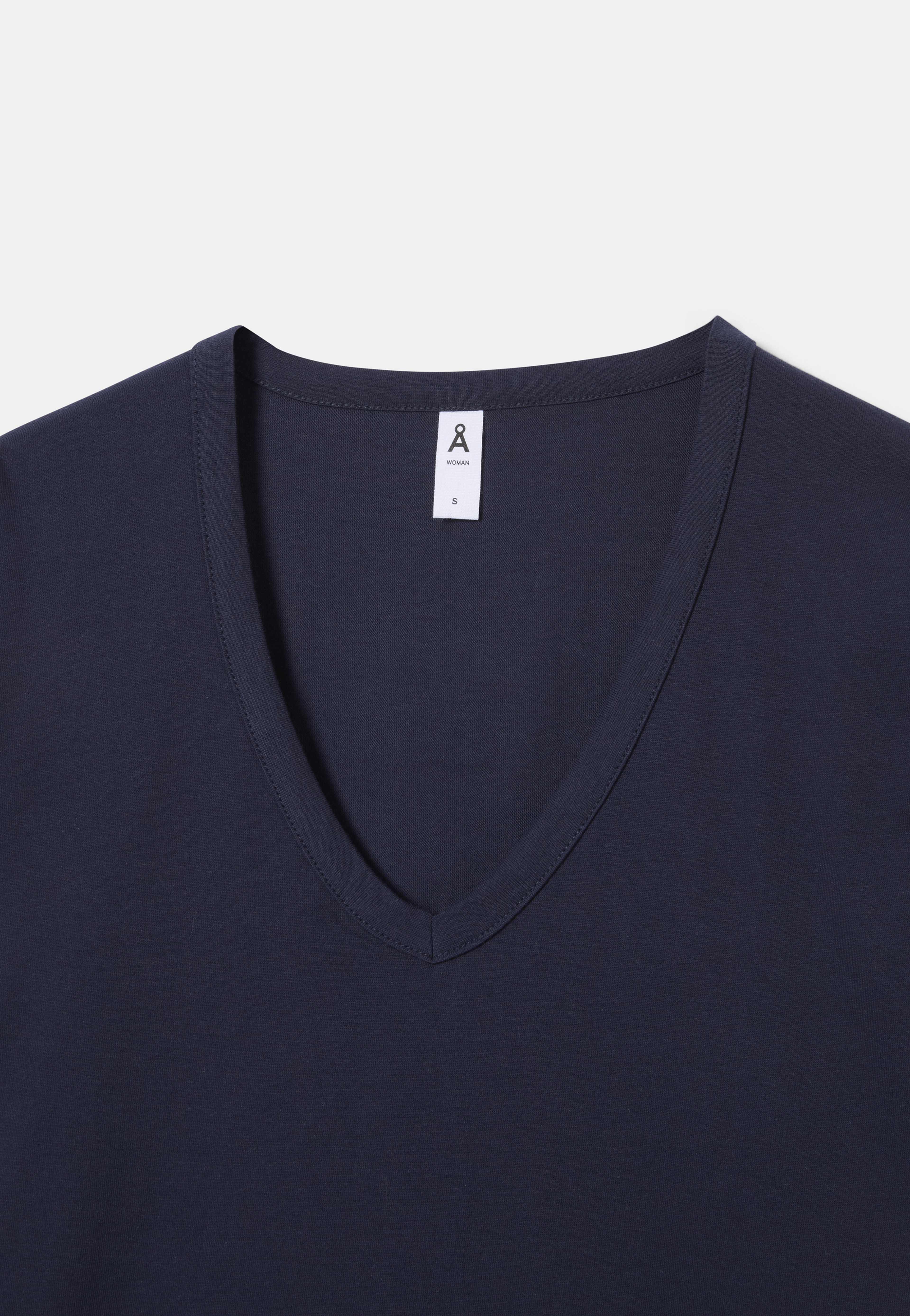 V-ringad t-shirt NINA, från Å WOMAN, i färgen Navy. Klicka för att öppna bilden i stort format