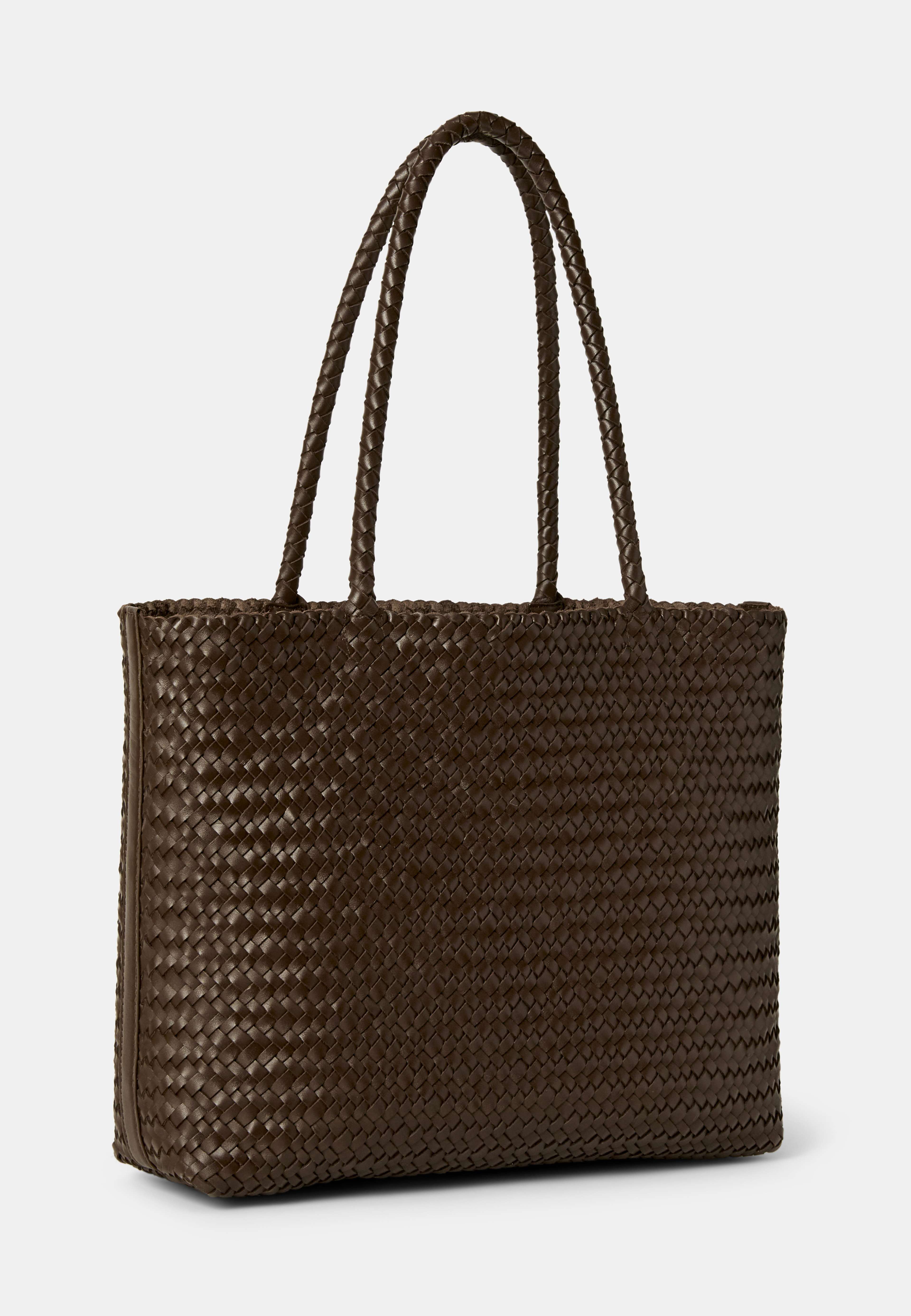 Flätad toteväska i skinn HAILEY, från Wera, i färgen Dk Brown. Klicka för att öppna bilden i stort format