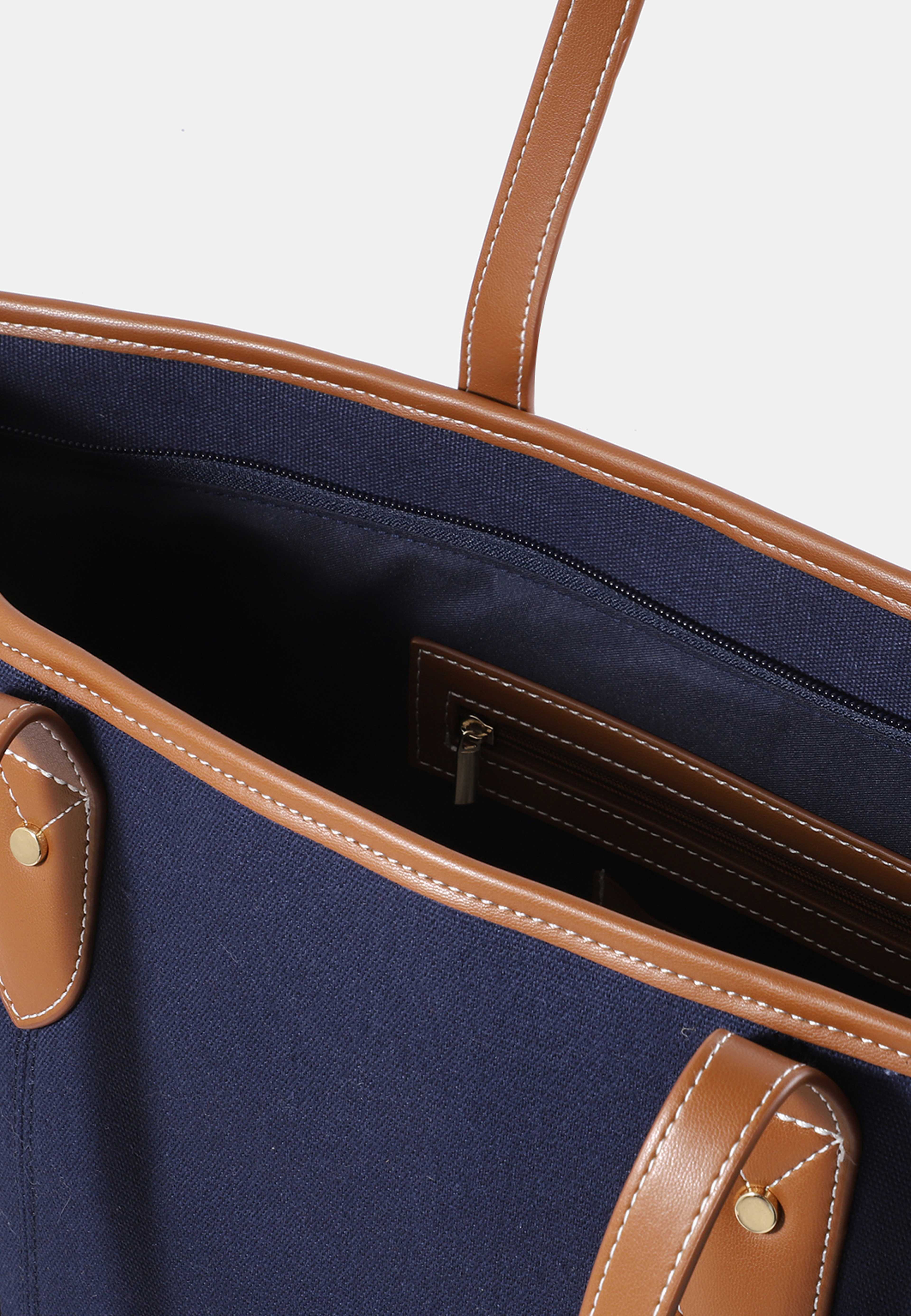 Toteväska i canvas MARIA, från Å WOMAN, i färgen Navy. Klicka för att öppna bilden i stort format