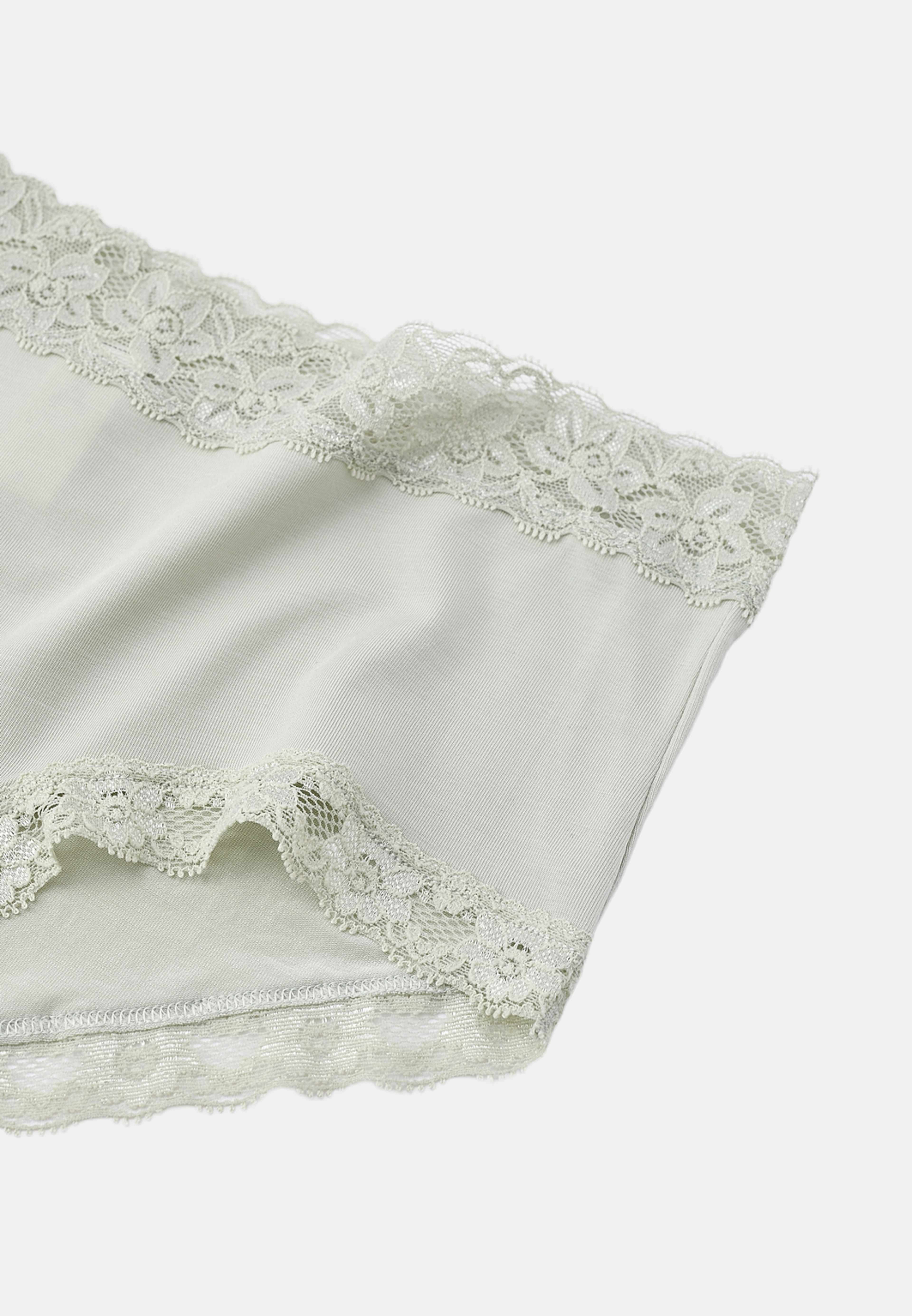 Hotpants i tencel TOWE, från Å WOMAN, i färgen Lt Green. Klicka för att öppna bilden i stort format