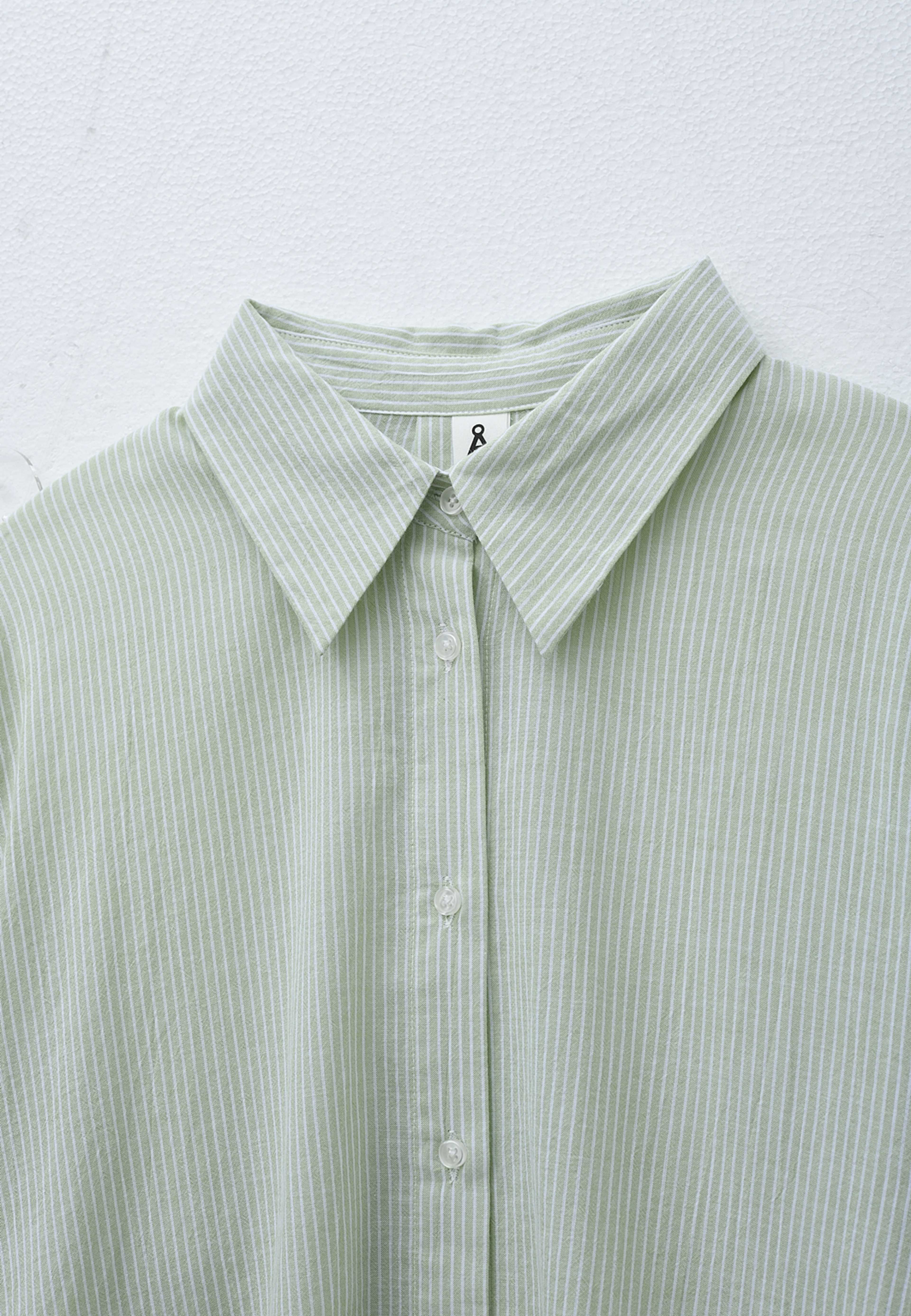 Skjorta LOLA, från Å WOMAN, i färgen Light Green. Klicka för att öppna bilden i stort format