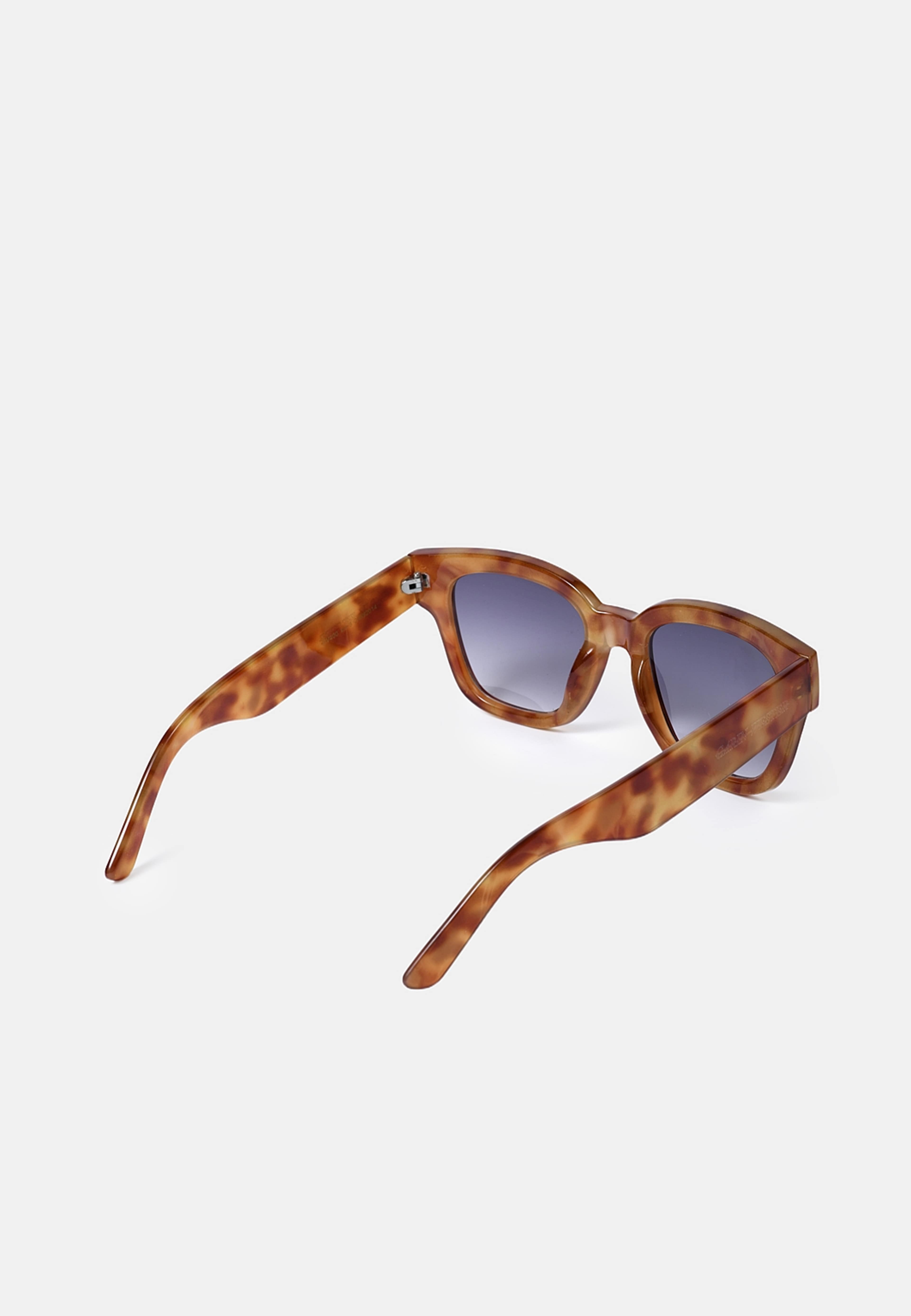 Solglasögon LUNA, från Carin Wester, i färgen Tortoise. Klicka för att öppna bilden i stort format