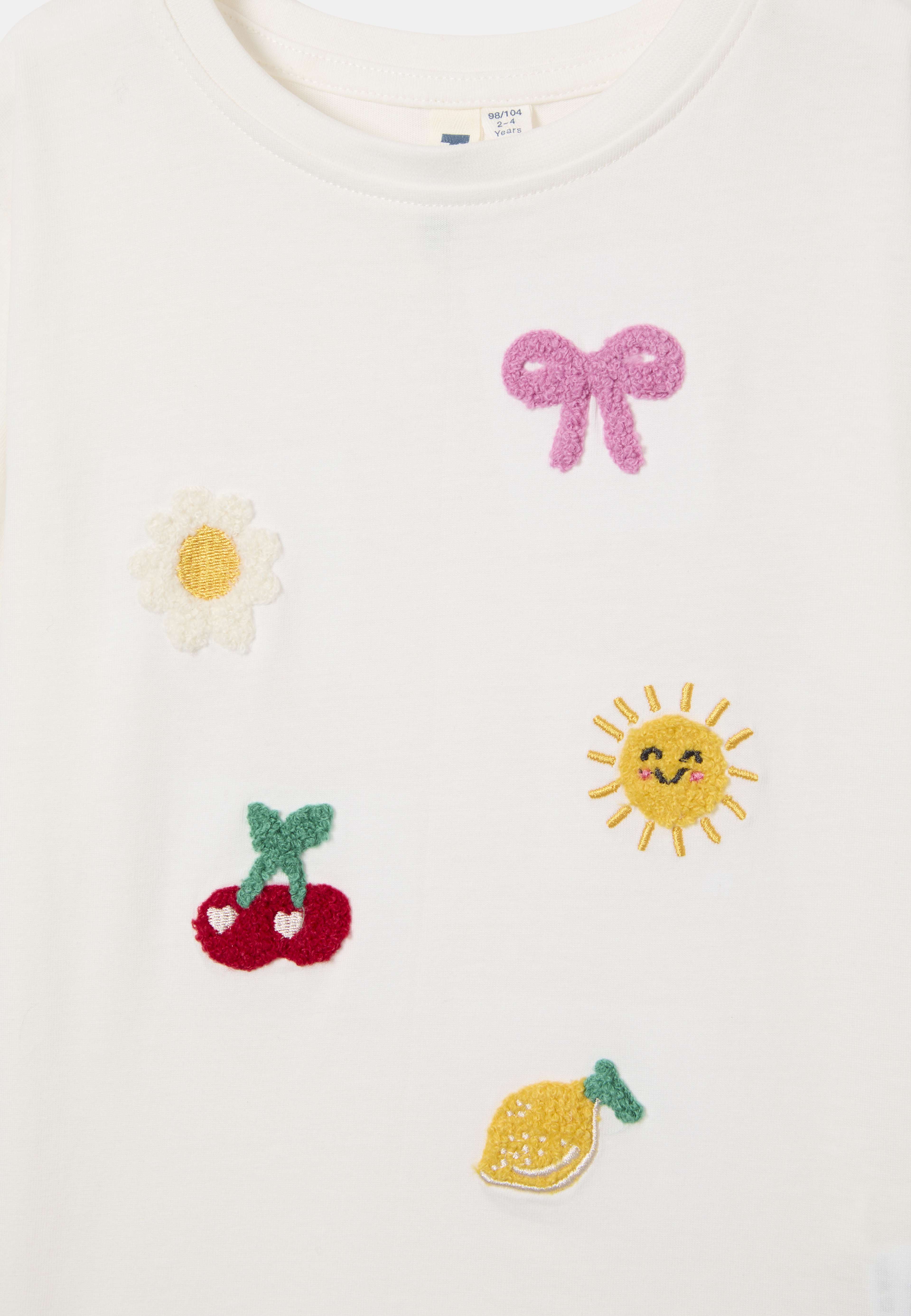 T-shirt med broderi KATIE, från RIKIKI, i färgen Embroidery. Klicka för att öppna bilden i stort format