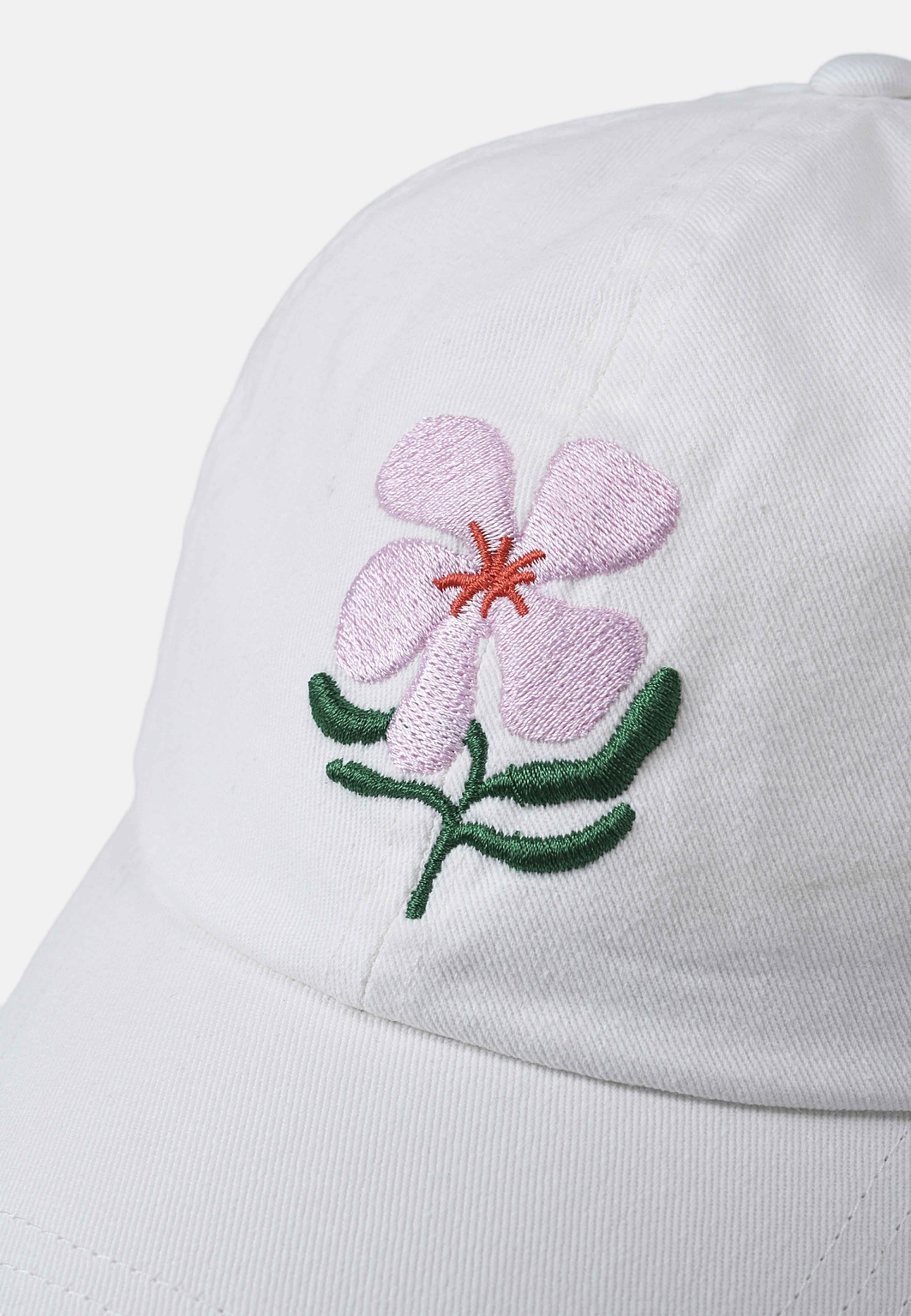 Keps med broderi ANNA, från Å WOMAN, i färgen White. Klicka för att öppna bilden i stort format