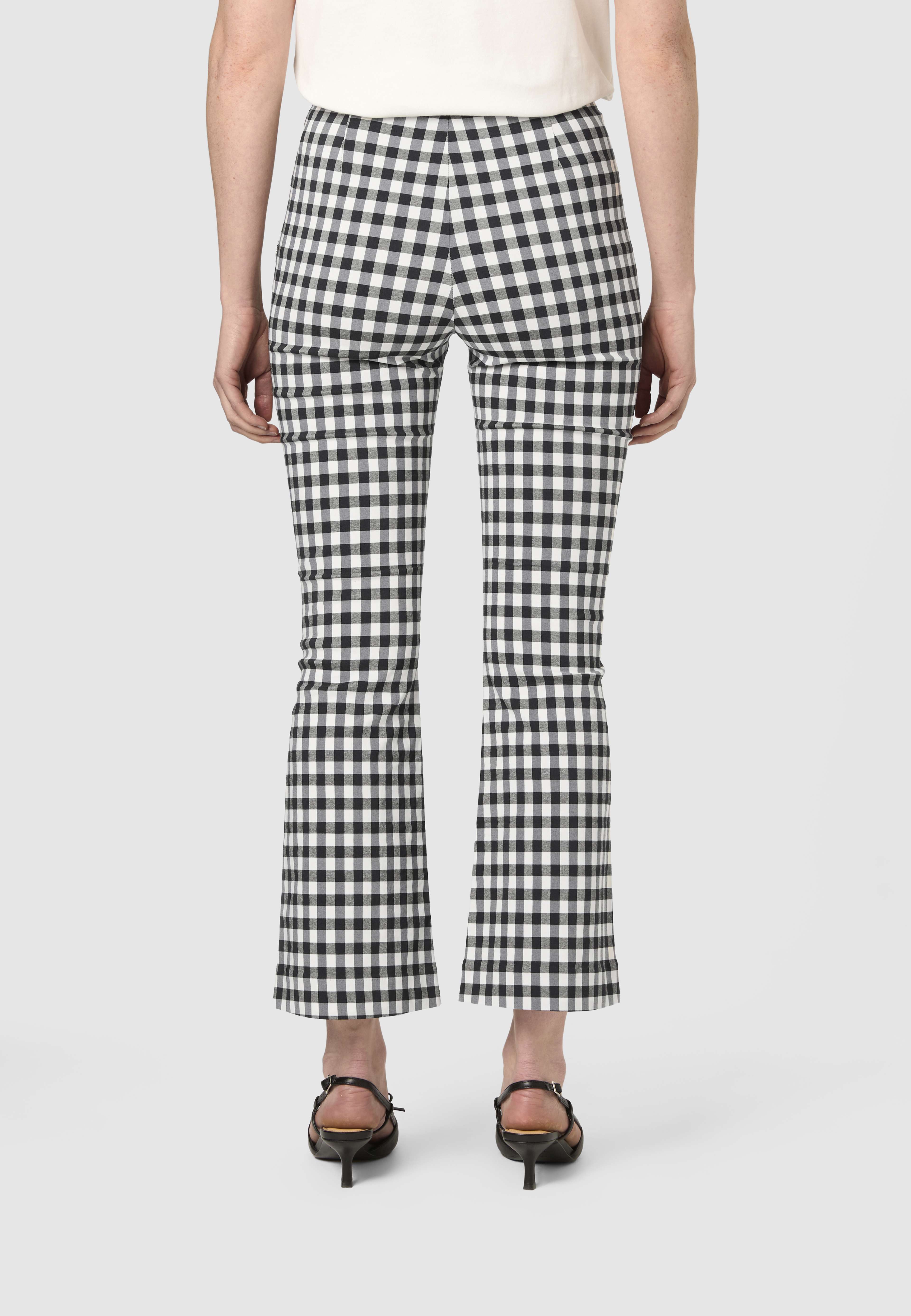 Viskosbyxor TAMMY kickflare, från Carin Wester, i färgen Check. Klicka för att öppna bilden i stort format