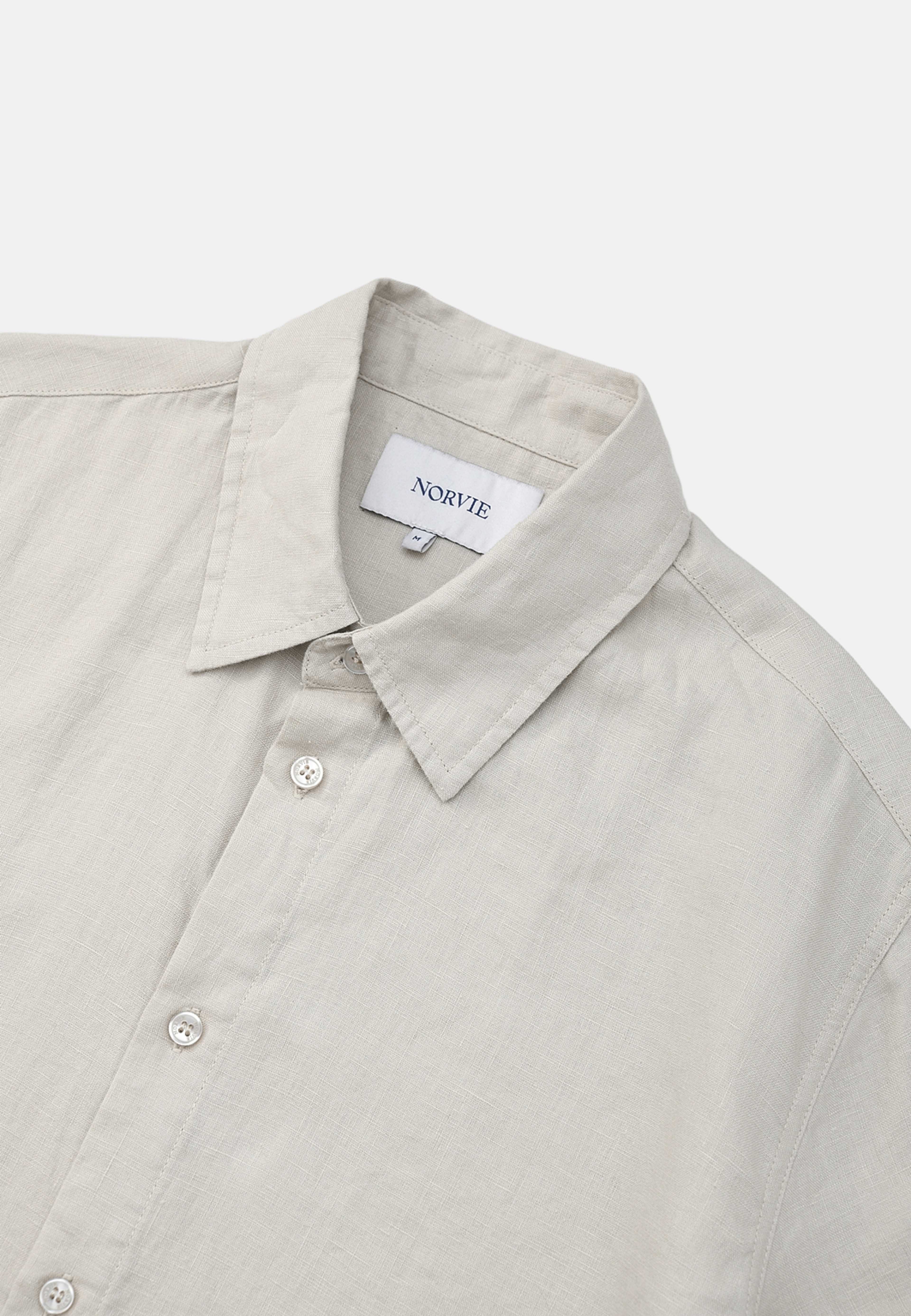 Kortärmad linneskjorta GUNNAR, från NORVIE, i färgen Beige. Klicka för att öppna bilden i stort format