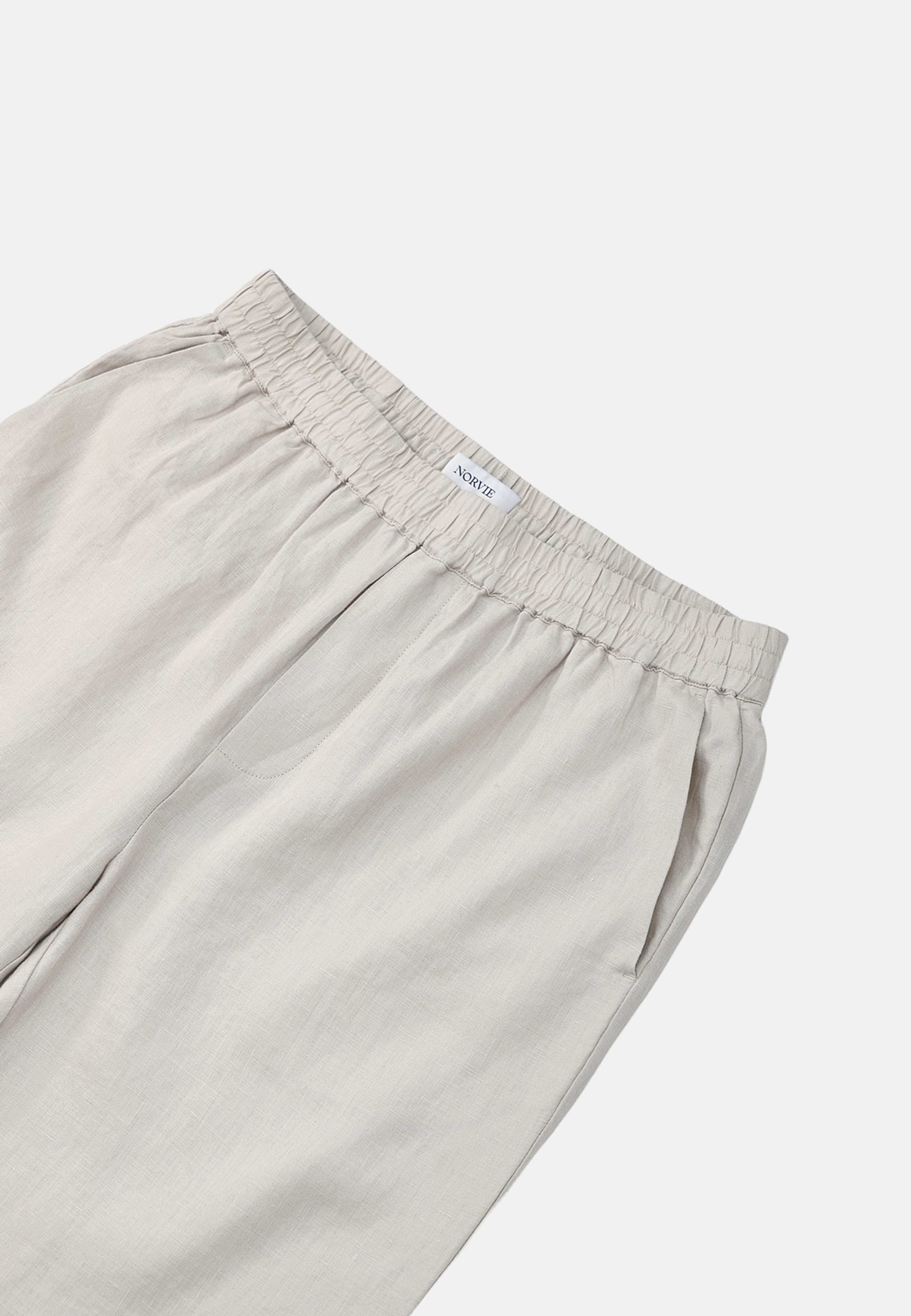 Pull on-byxor i linne BROR, från NORVIE, i färgen Beige. Klicka för att öppna bilden i stort format