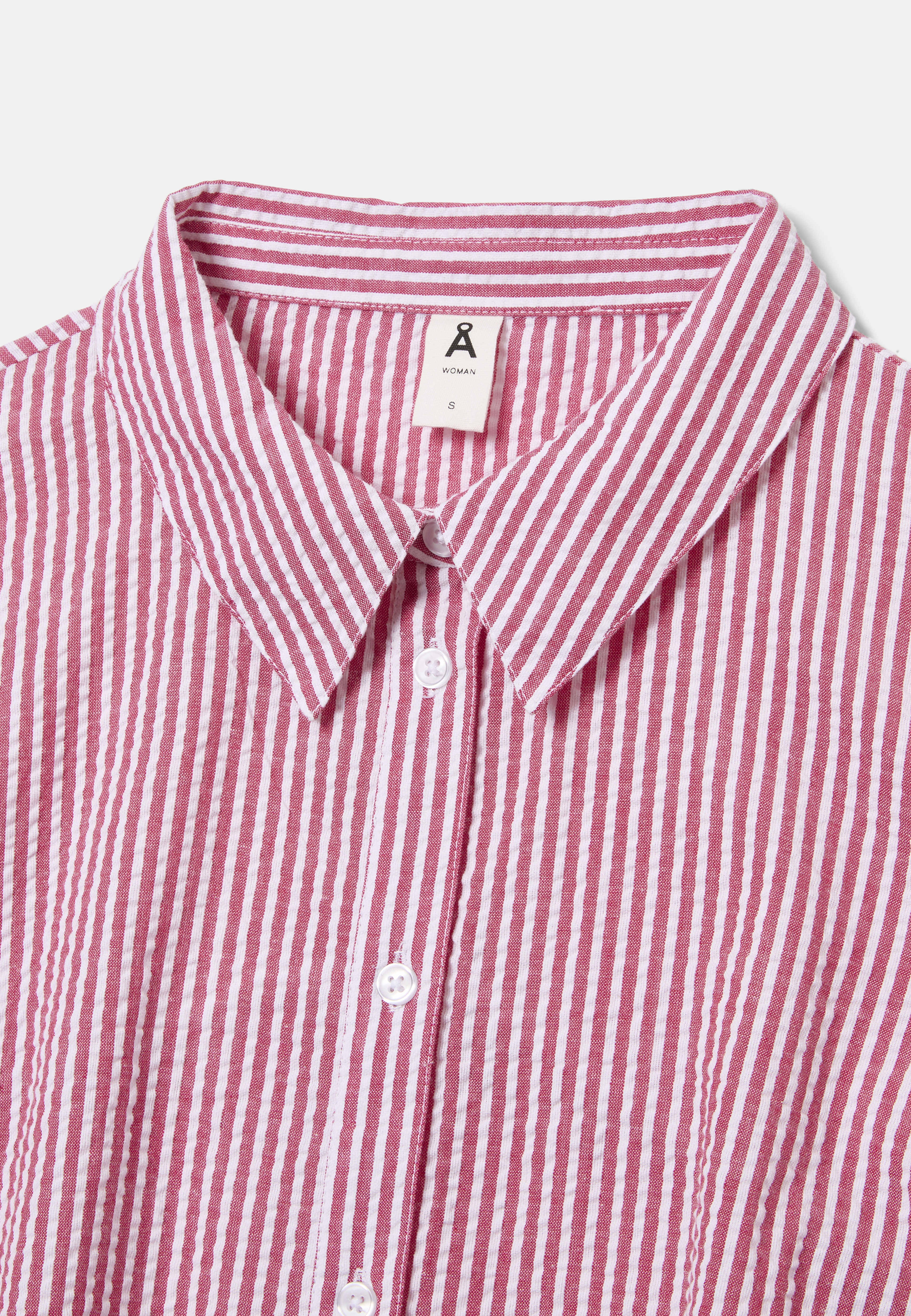 Skjortklänning i bäckebölja OLIVIA, från Å WOMAN, i färgen Red Stripe. Klicka för att öppna bilden i stort format