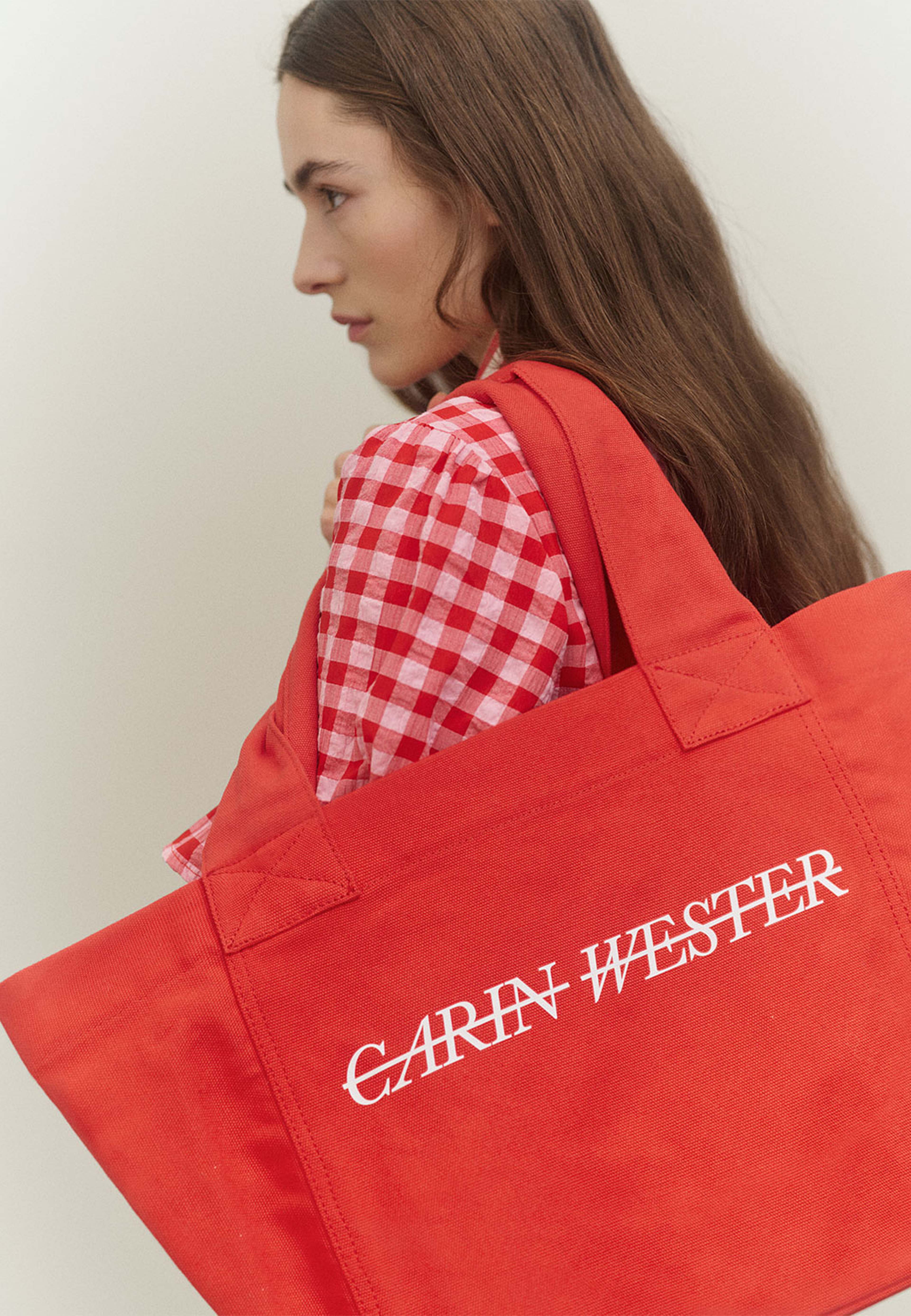 Toteväska i canvas ALICIA, från Carin Wester, i färgen Red. Klicka för att öppna bilden i stort format