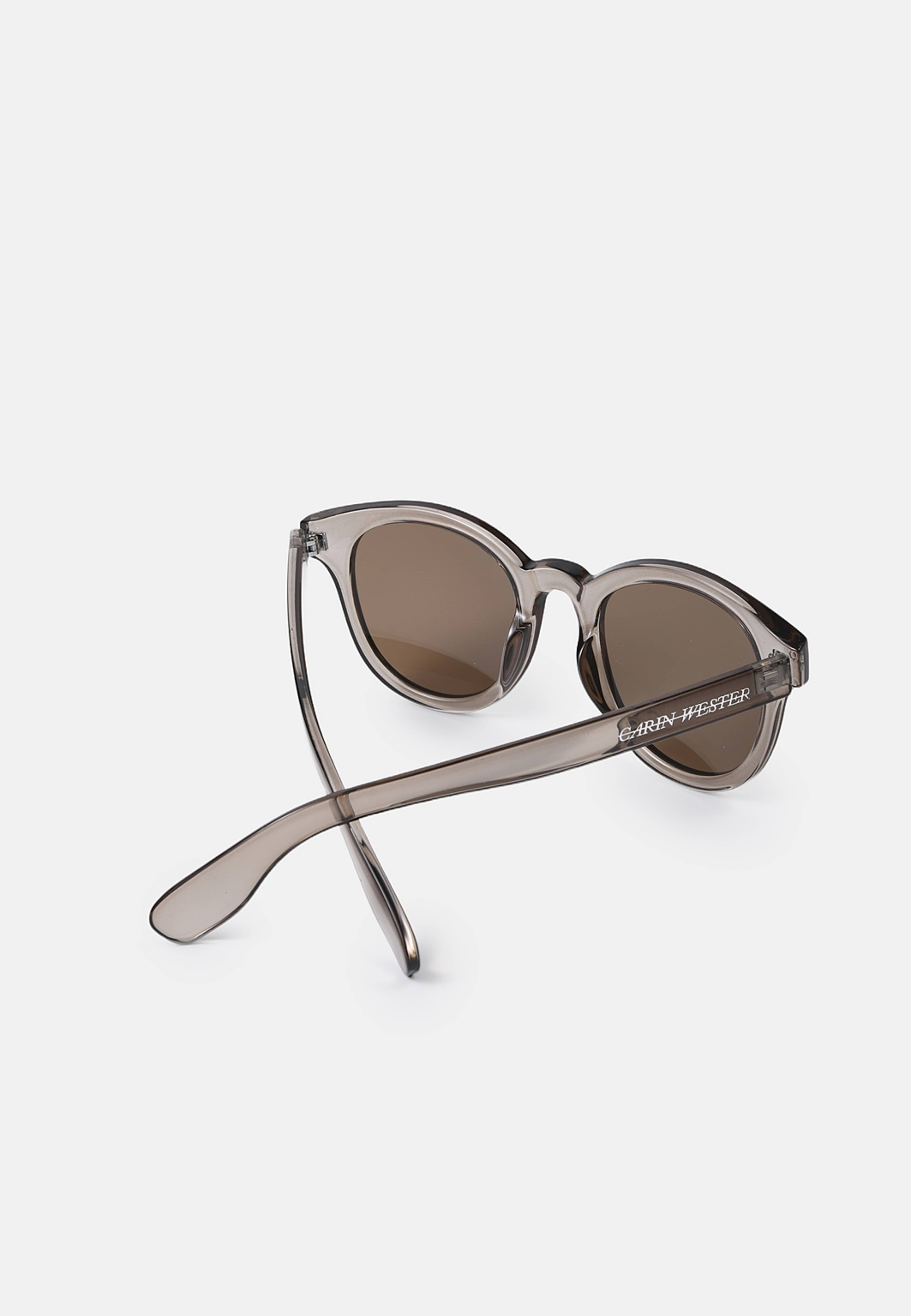 Solglasögon MARGAUX, från Carin Wester, i färgen Grey Brown. Klicka för att öppna bilden i stort format