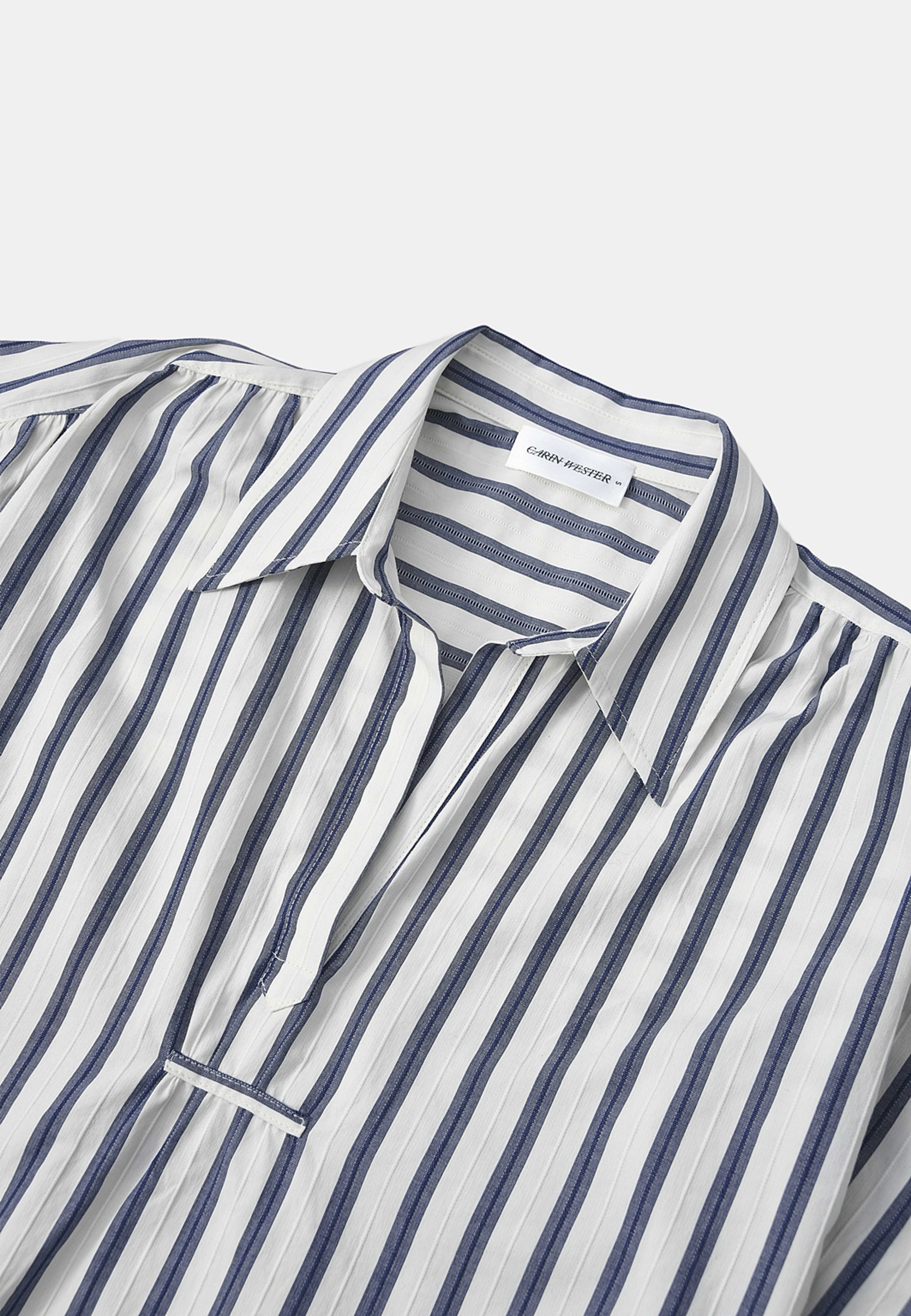 Blus FIORE, från Carin Wester, i färgen Navy Stripe. Klicka för att öppna bilden i stort format