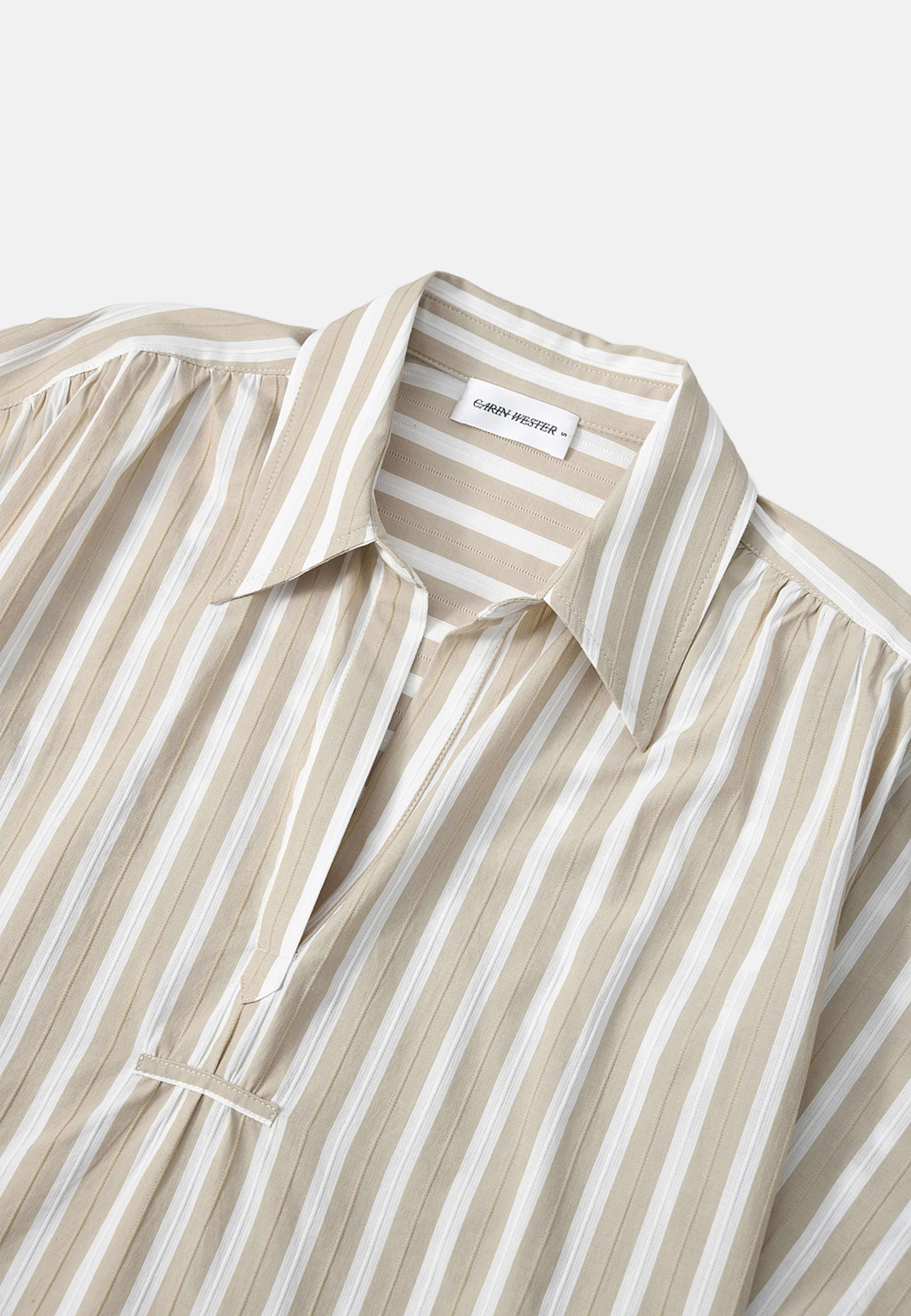 Blus FIORE, från Carin Wester, i färgen Beige Stripe. Klicka för att öppna bilden i stort format