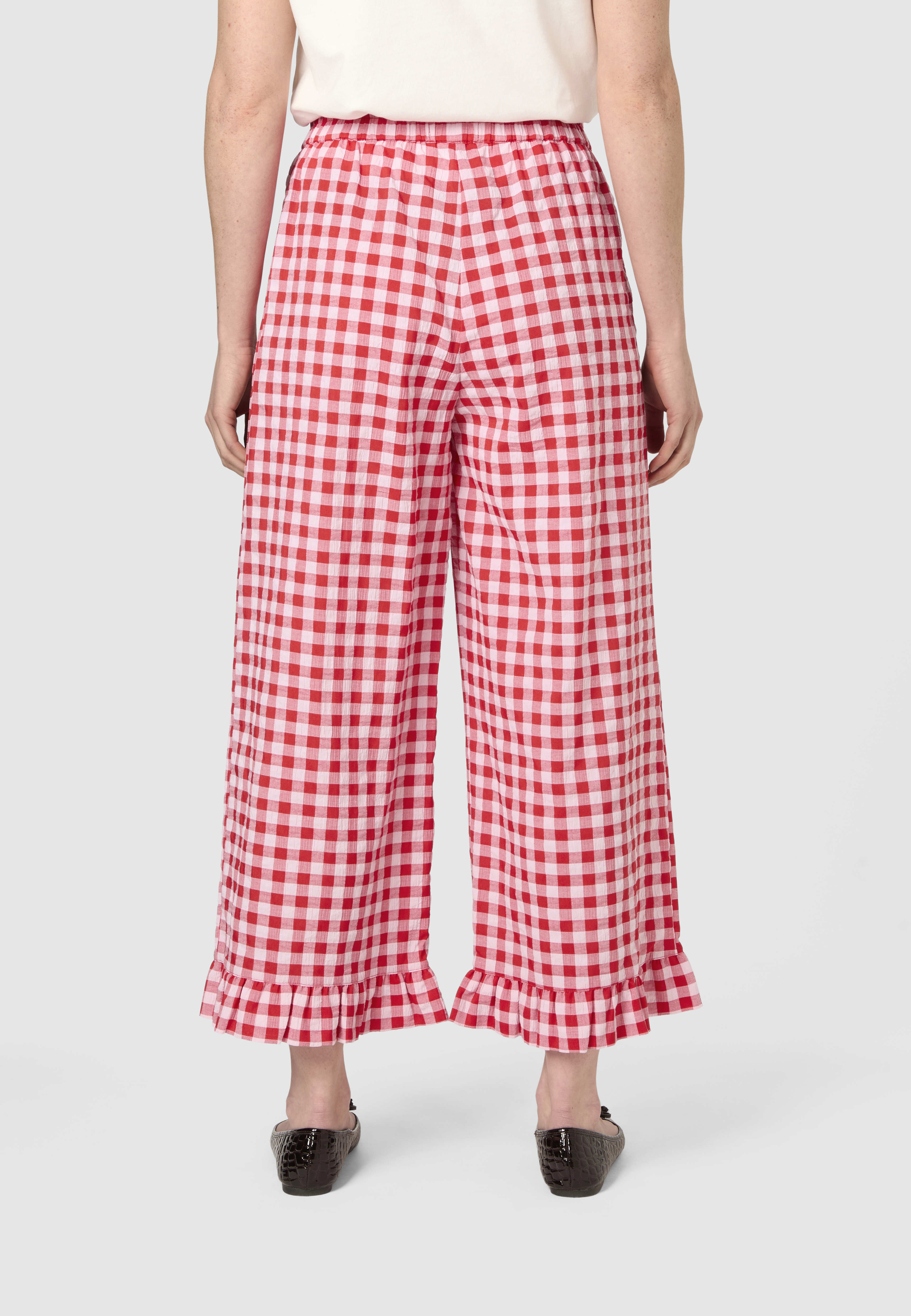 Croppade byxor MAGNOLIA, från Carin Wester, i färgen Red Check. Klicka för att öppna bilden i stort format
