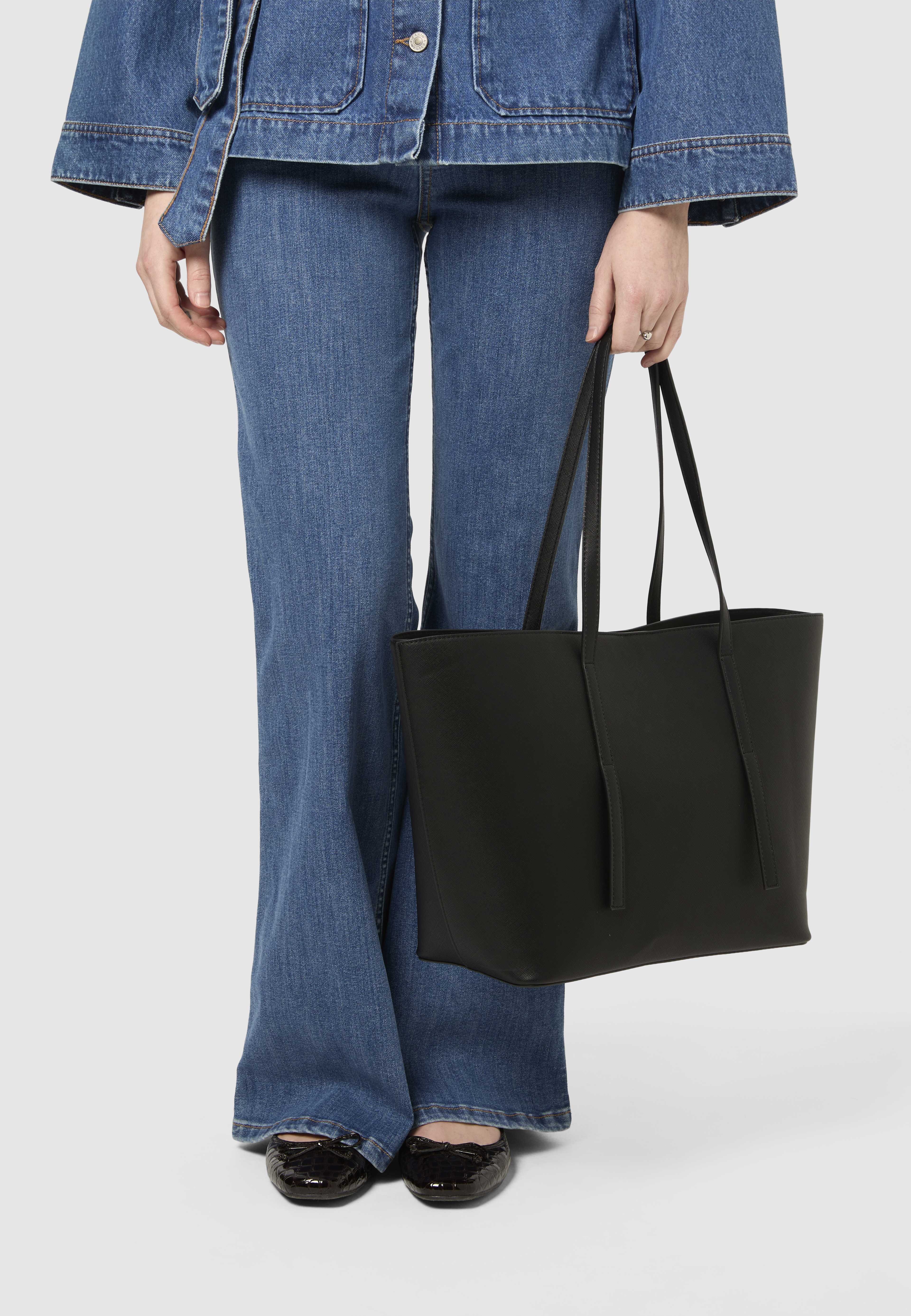 Totebag CLEAN, från Carin Wester, i färgen Black. Klicka för att öppna bilden i stort format